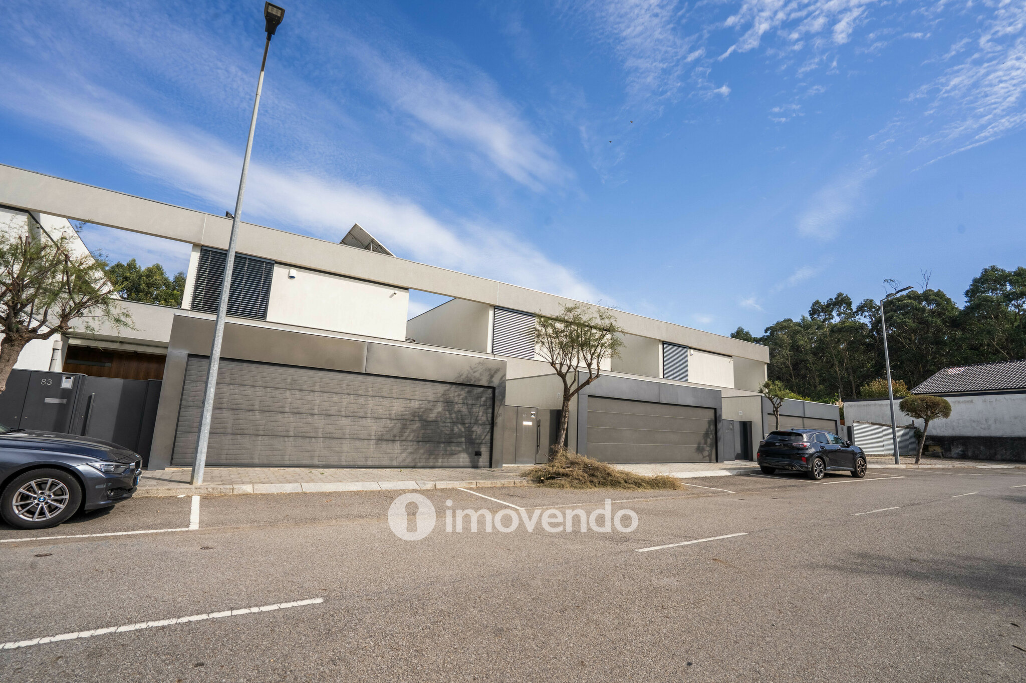 Moradia T4 de luxo, com piscina salinizada e aquecida, na Madalena