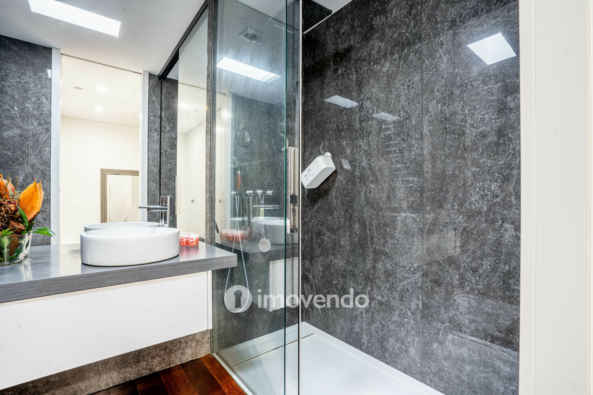 Moradia T4 de luxo, com piscina salinizada e aquecida, na Madalena