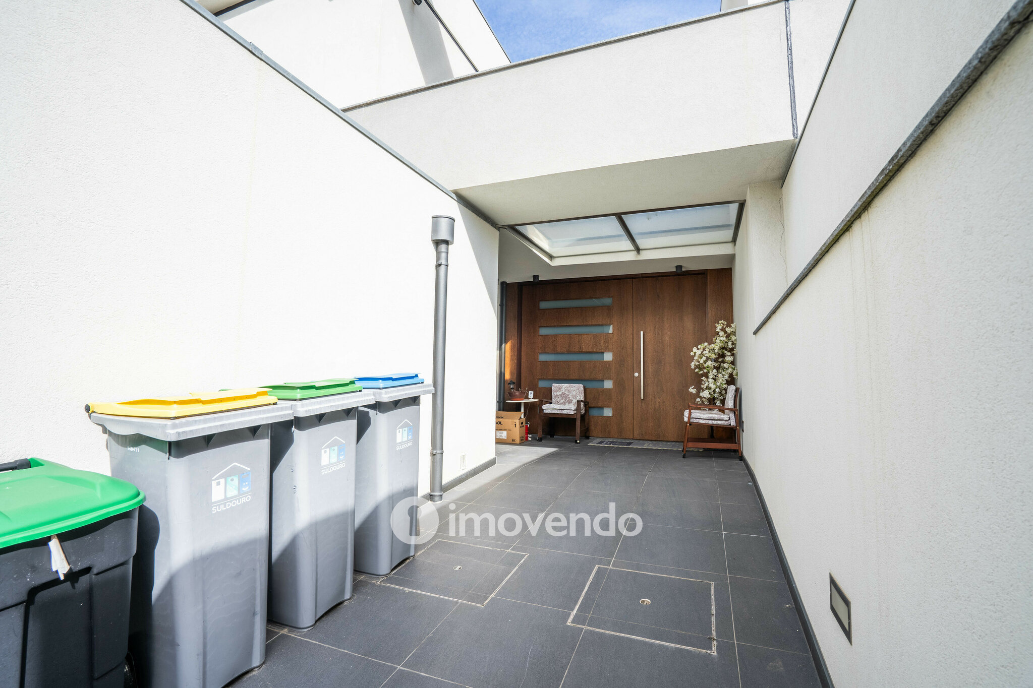 Moradia T4 de luxo, com piscina salinizada e aquecida, na Madalena