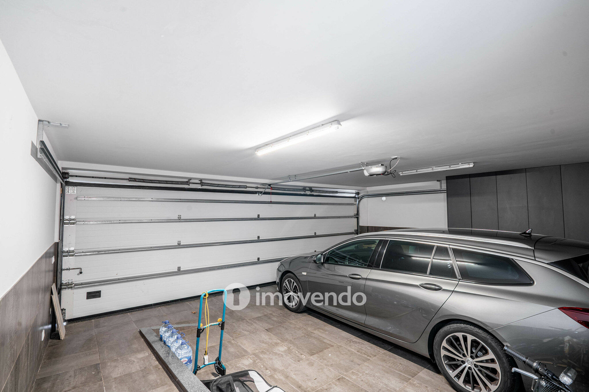 Moradia T4 de luxo, com piscina salinizada e aquecida, na Madalena