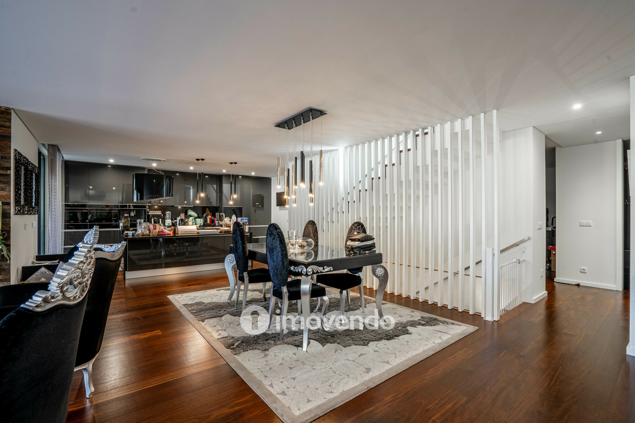 Moradia T4 de luxo, com piscina salinizada e aquecida, na Madalena