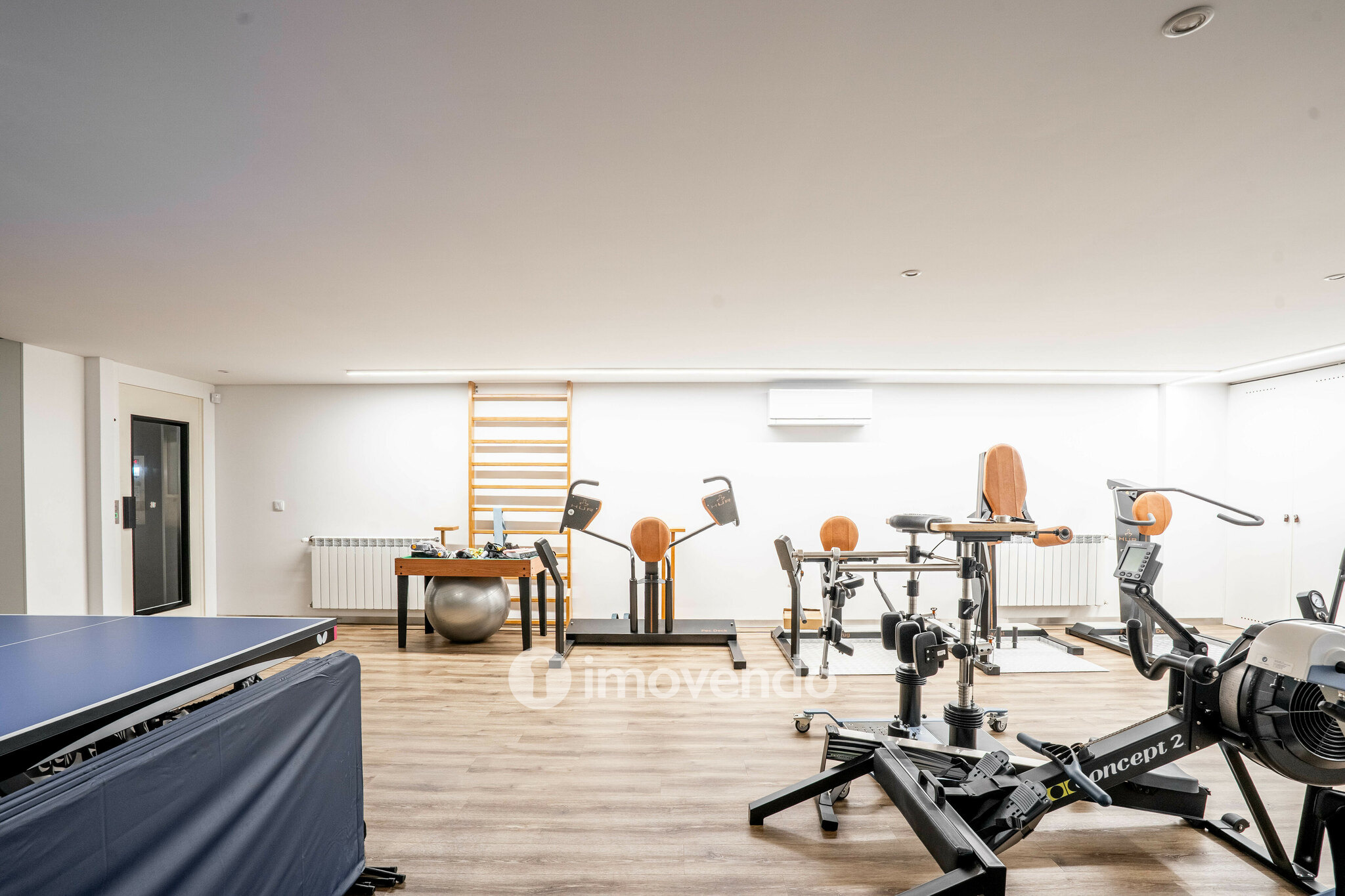 Moradia T4 de luxo, com piscina salinizada e aquecida, na Madalena