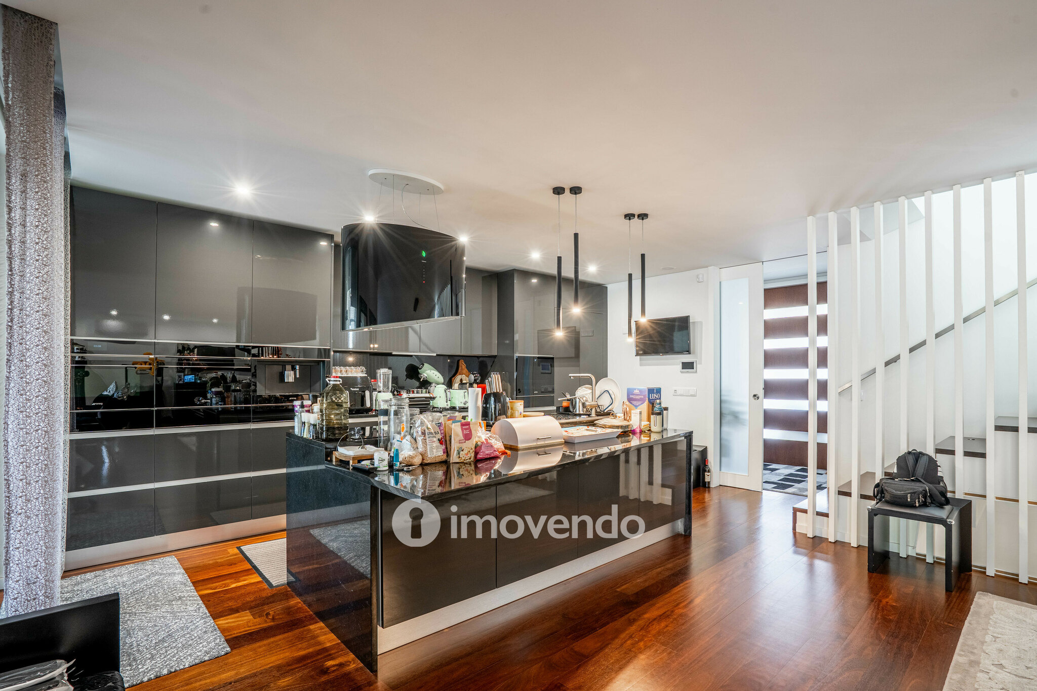 Moradia T4 de luxo, com piscina salinizada e aquecida, na Madalena