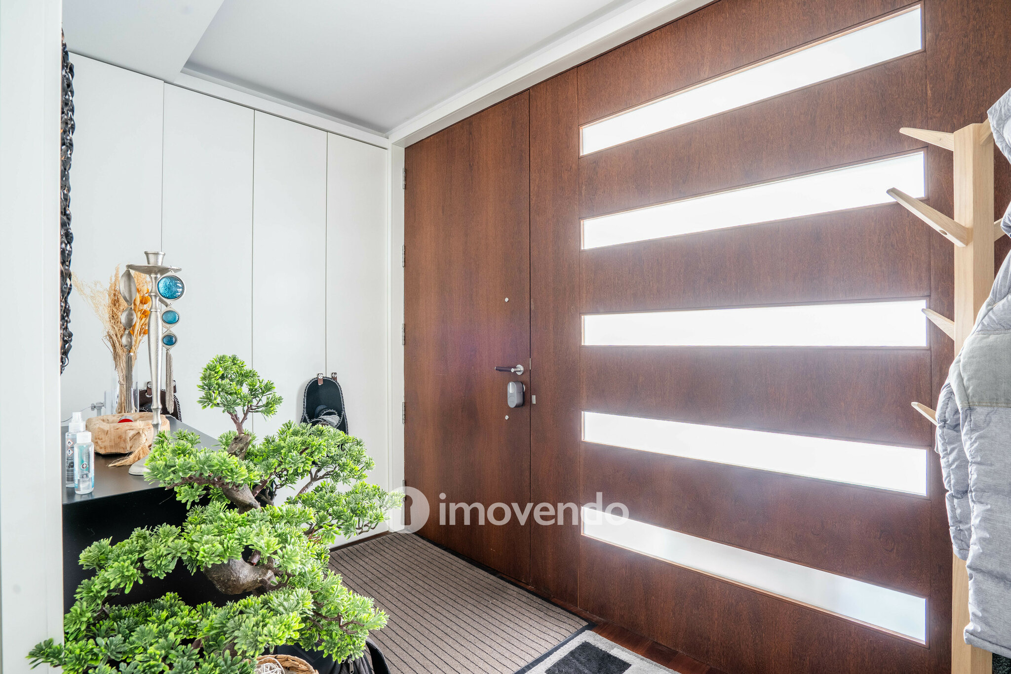 Moradia T4 de luxo, com piscina salinizada e aquecida, na Madalena