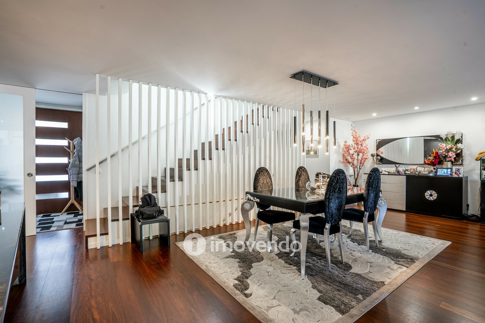 Moradia T4 de luxo, com piscina salinizada e aquecida, na Madalena