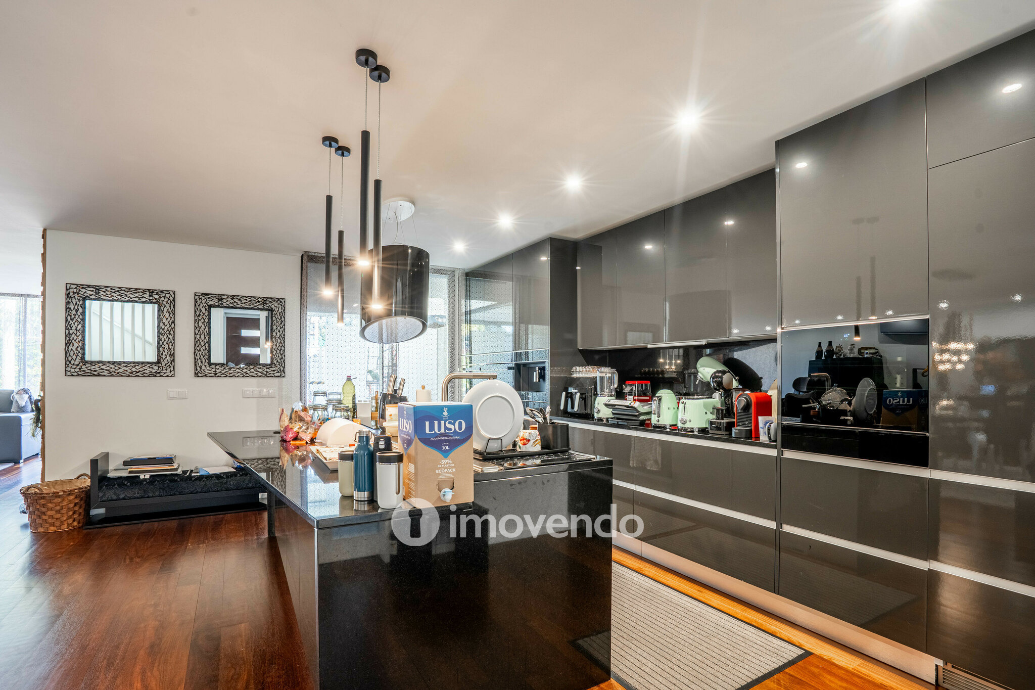 Moradia T4 de luxo, com piscina salinizada e aquecida, na Madalena