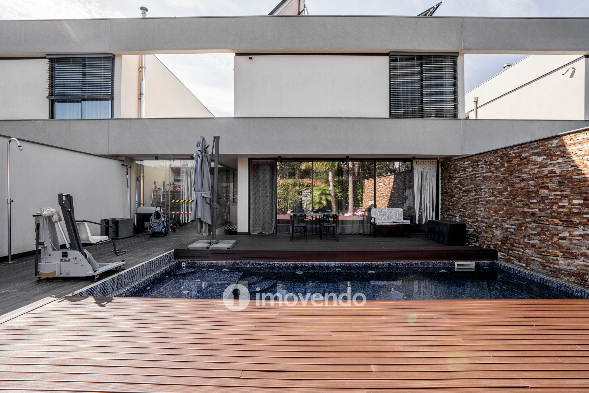 Moradia T4 de luxo, com piscina salinizada e aquecida, na Madalena