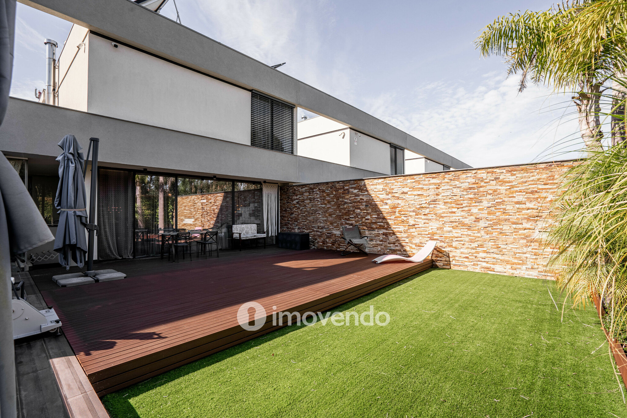 Moradia T4 de luxo, com piscina salinizada e aquecida, na Madalena