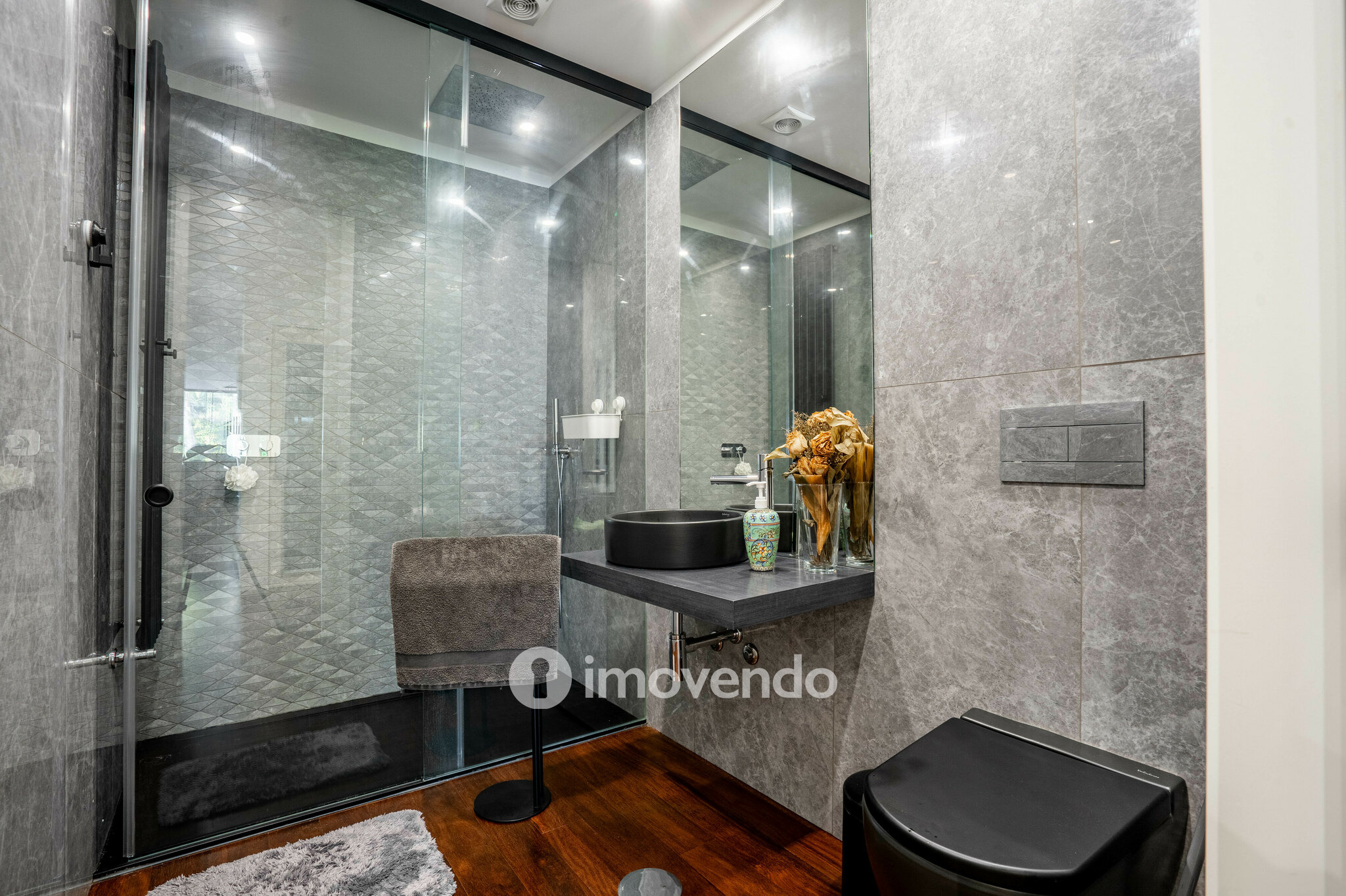 Moradia T4 de luxo, com piscina salinizada e aquecida, na Madalena