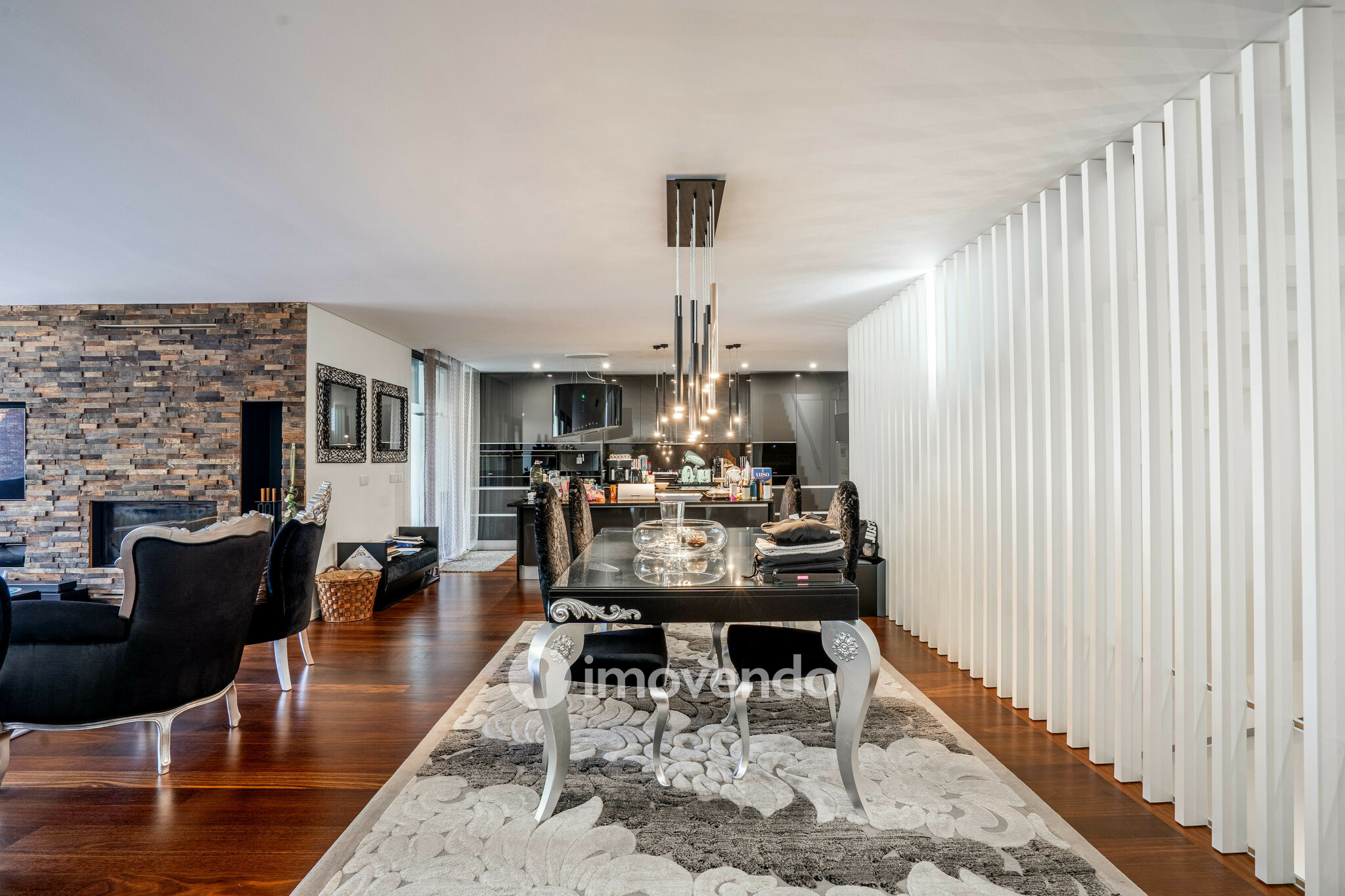 Moradia T4 de luxo, com piscina salinizada e aquecida, na Madalena