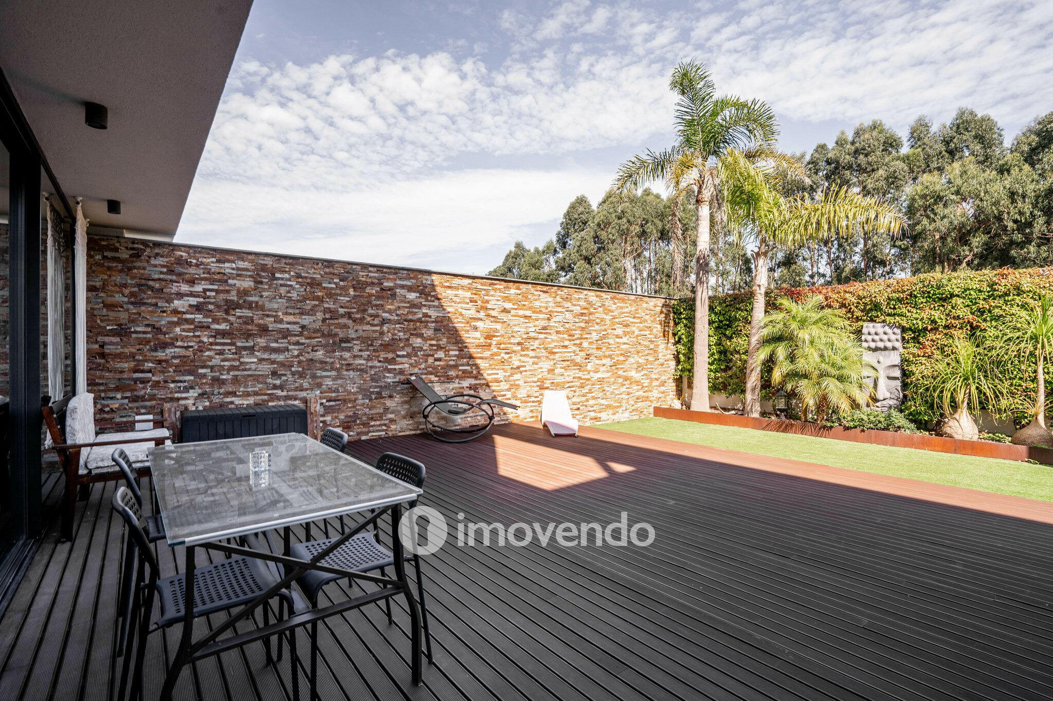 Moradia T4 de luxo, com piscina salinizada e aquecida, na Madalena