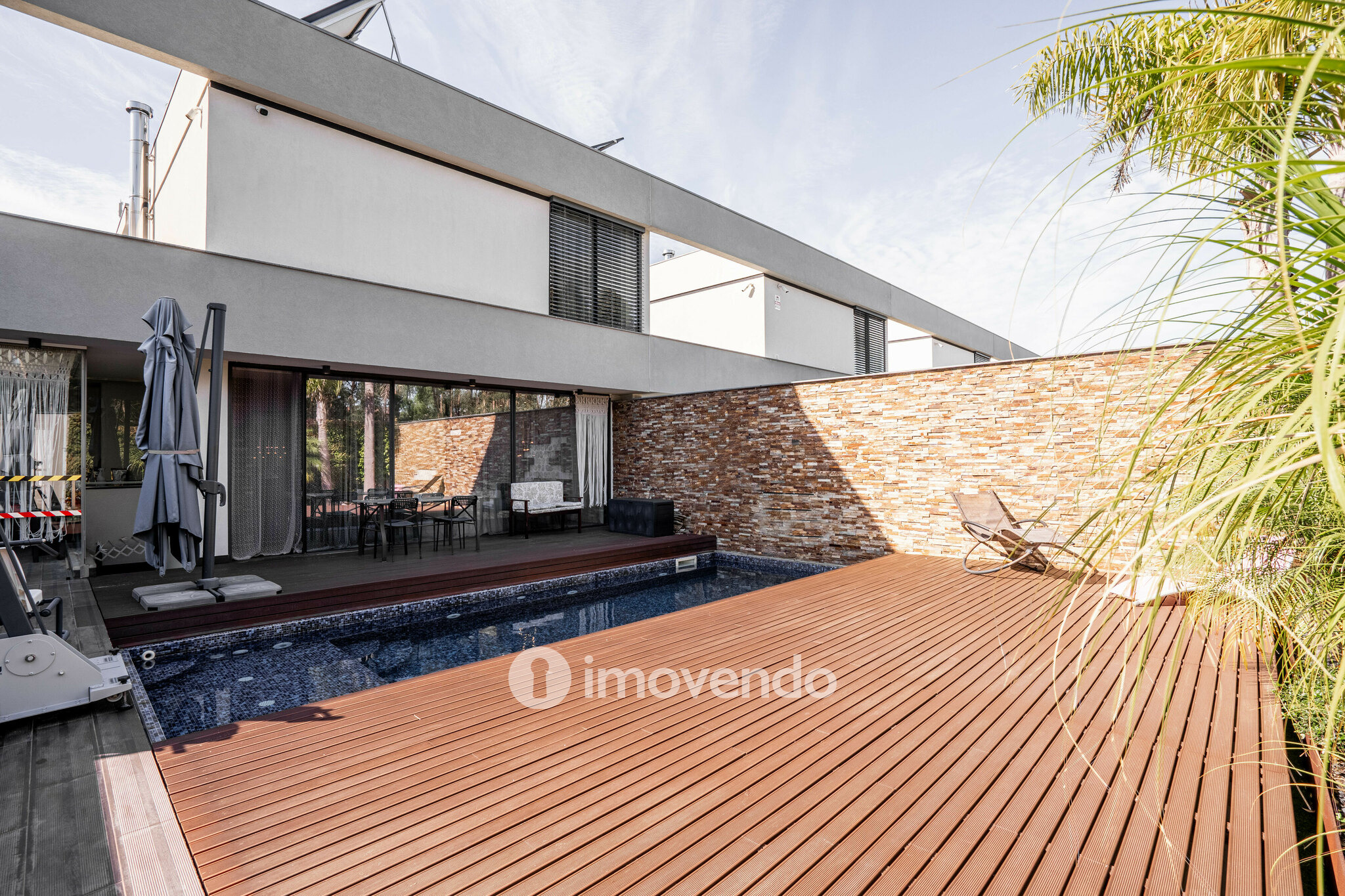 Moradia T4 de luxo, com piscina salinizada e aquecida, na Madalena