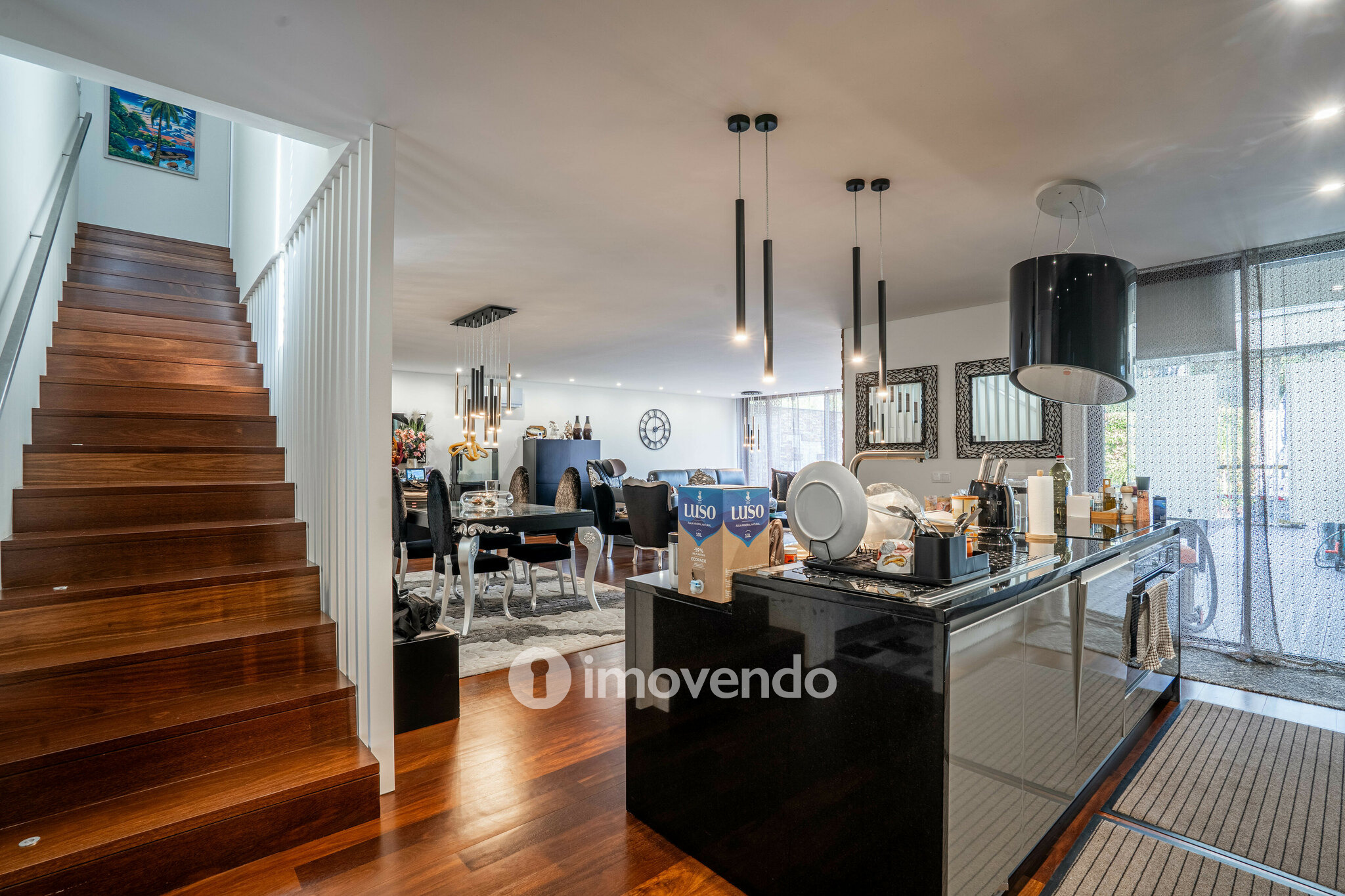 Moradia T4 de luxo, com piscina salinizada e aquecida, na Madalena