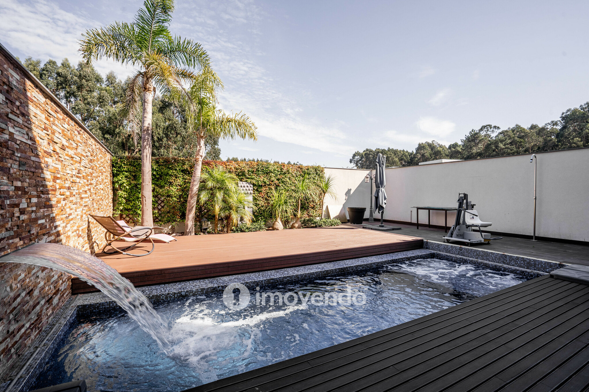 Moradia T4 de luxo, com piscina salinizada e aquecida, na Madalena