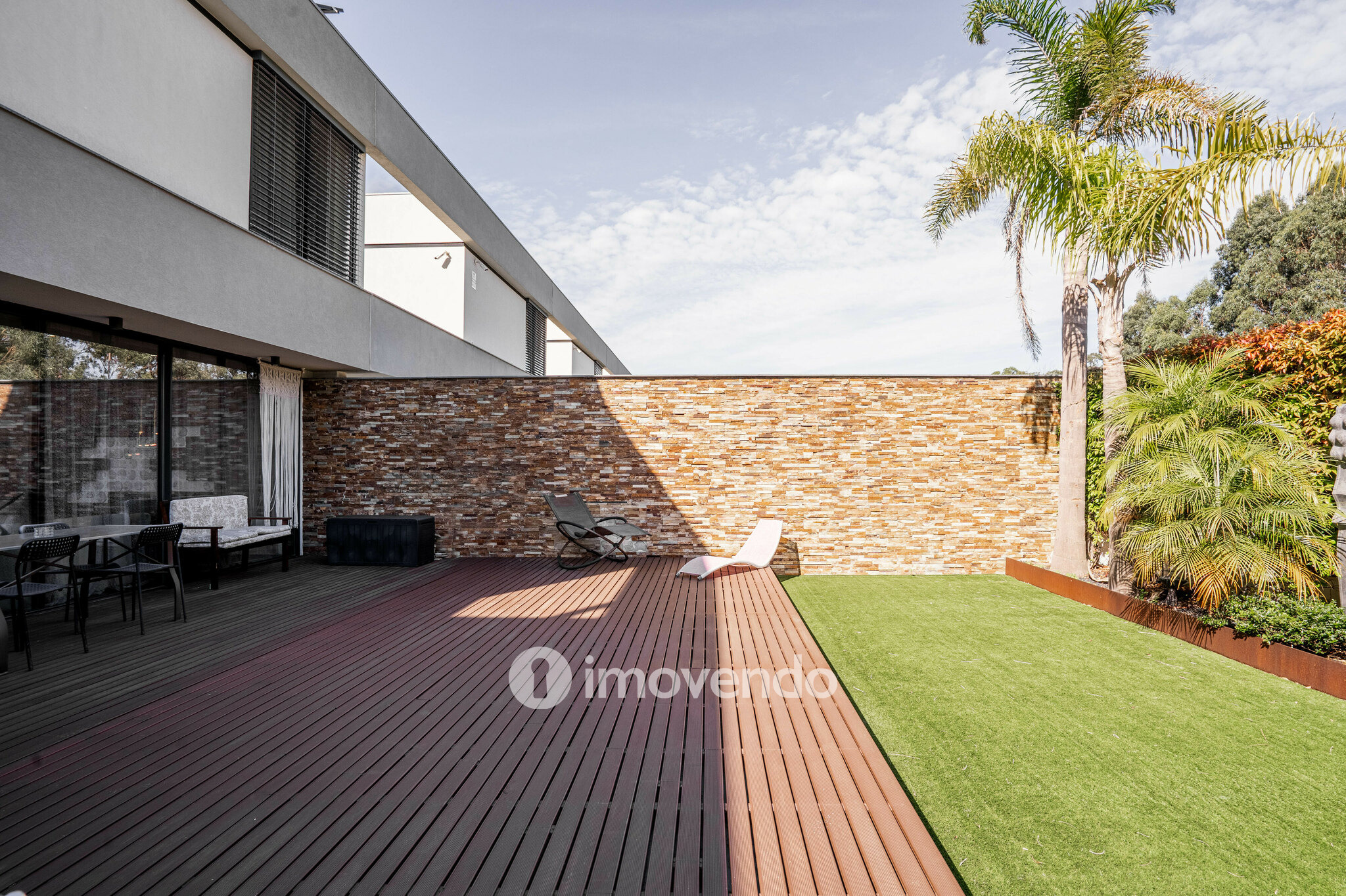 Moradia T4 de luxo, com piscina salinizada e aquecida, na Madalena