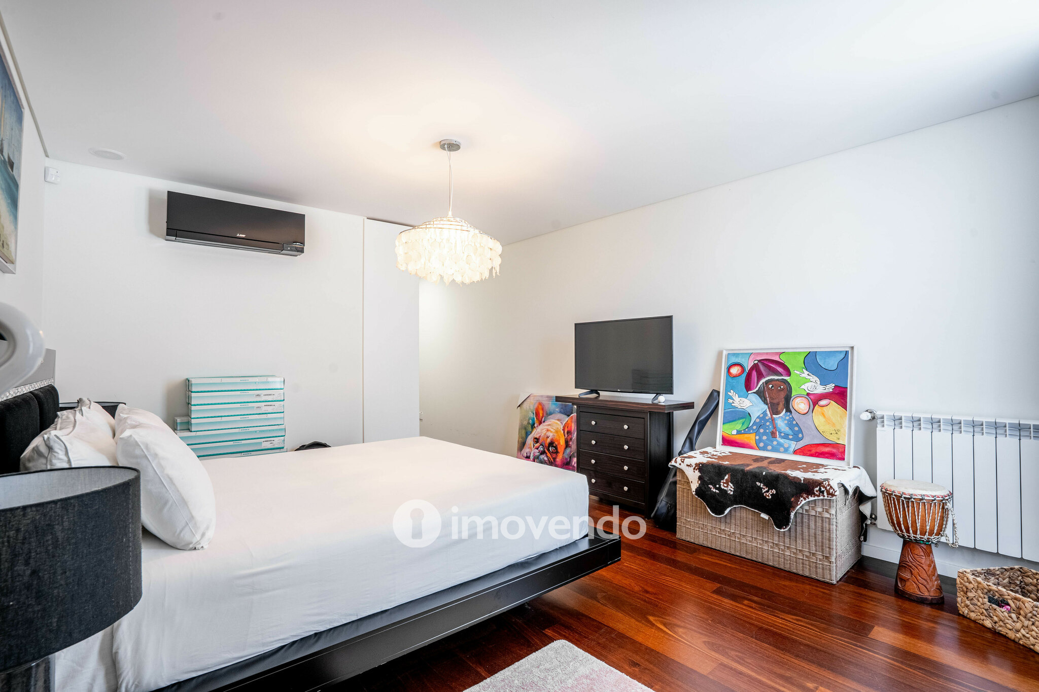 Moradia T4 de luxo, com piscina salinizada e aquecida, na Madalena