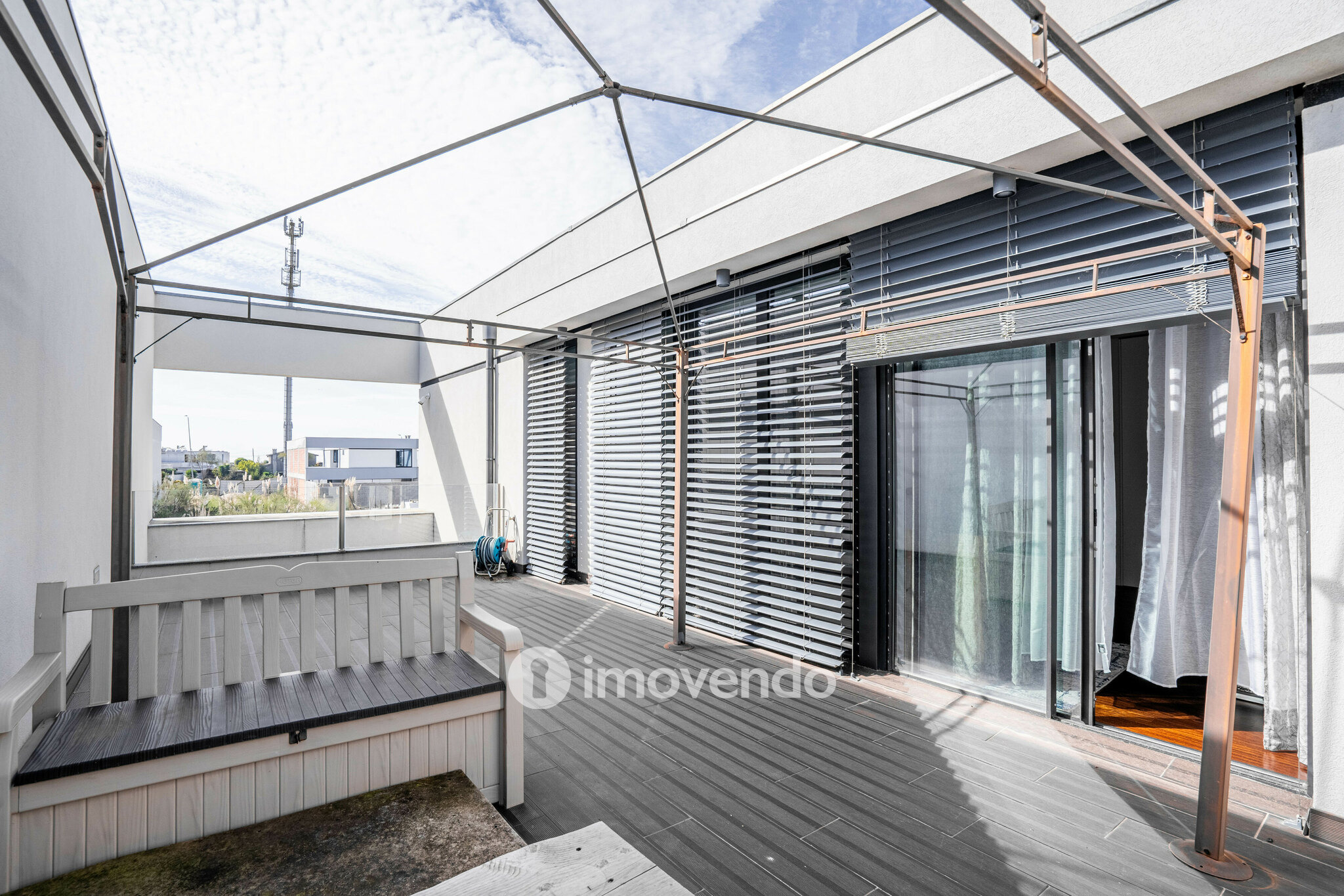 Moradia T4 de luxo, com piscina salinizada e aquecida, na Madalena