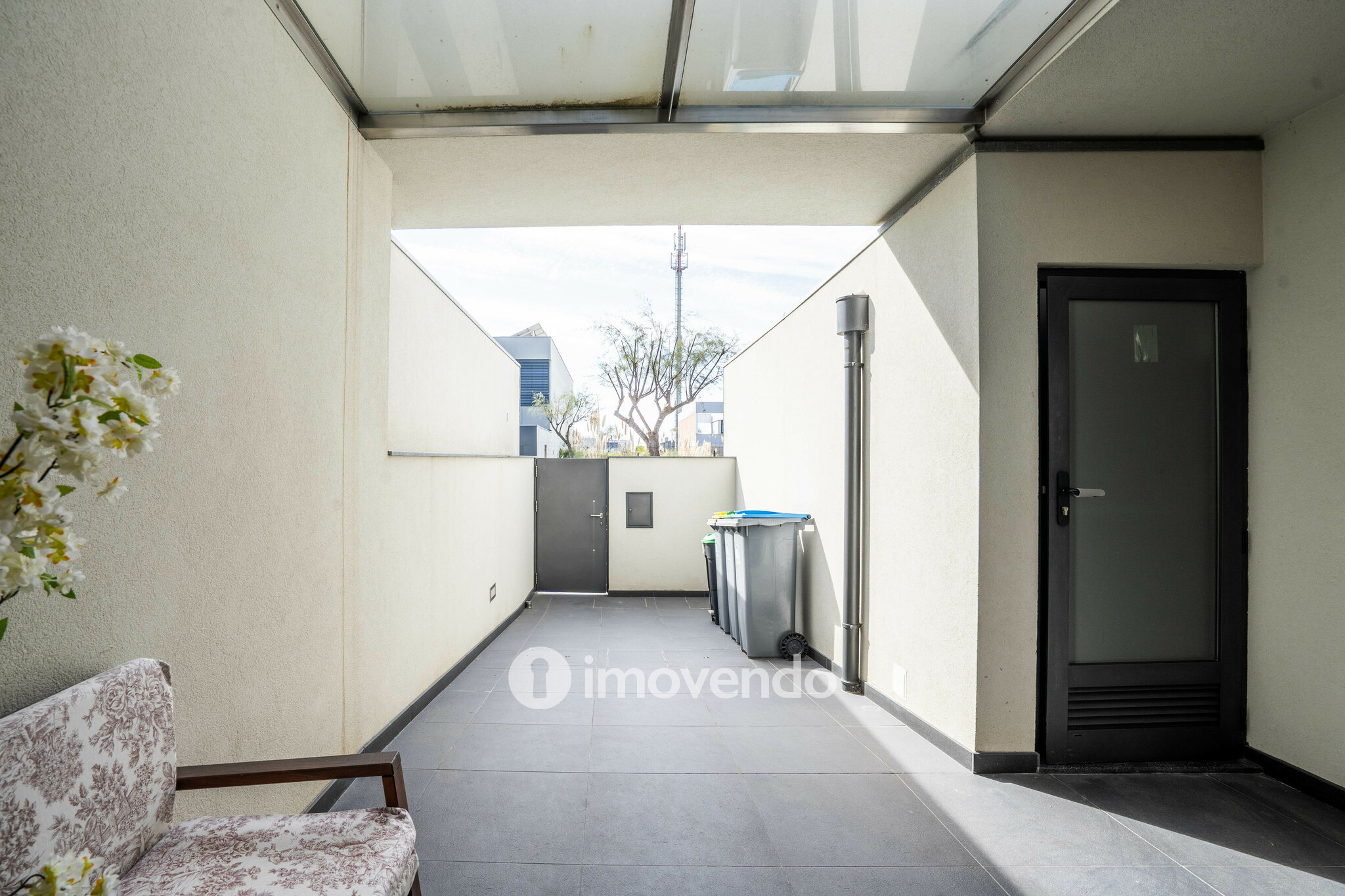 Moradia T4 de luxo, com piscina salinizada e aquecida, na Madalena