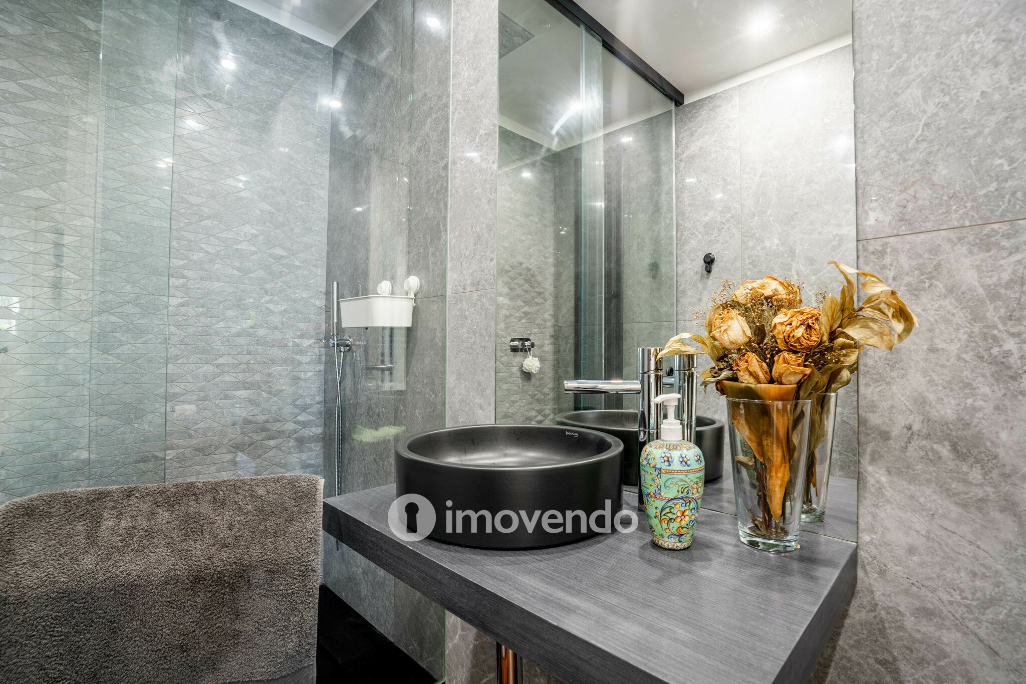 Moradia T4 de luxo, com piscina salinizada e aquecida, na Madalena