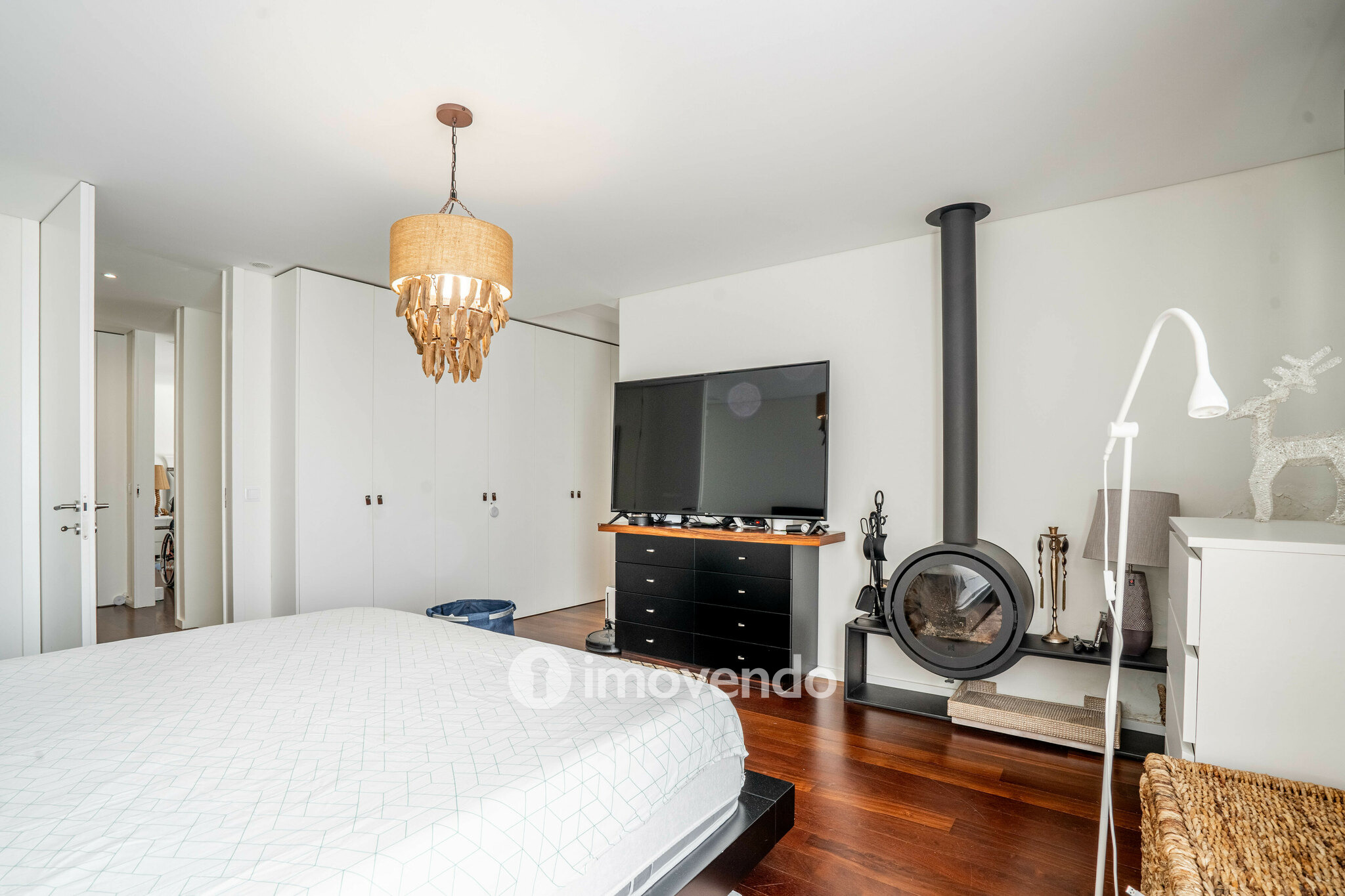 Moradia T4 de luxo, com piscina salinizada e aquecida, na Madalena