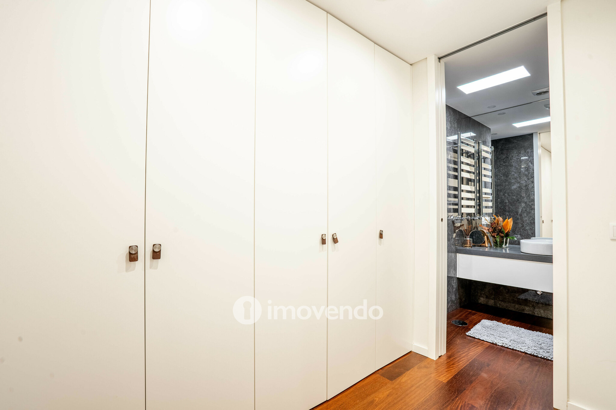 Moradia T4 de luxo, com piscina salinizada e aquecida, na Madalena