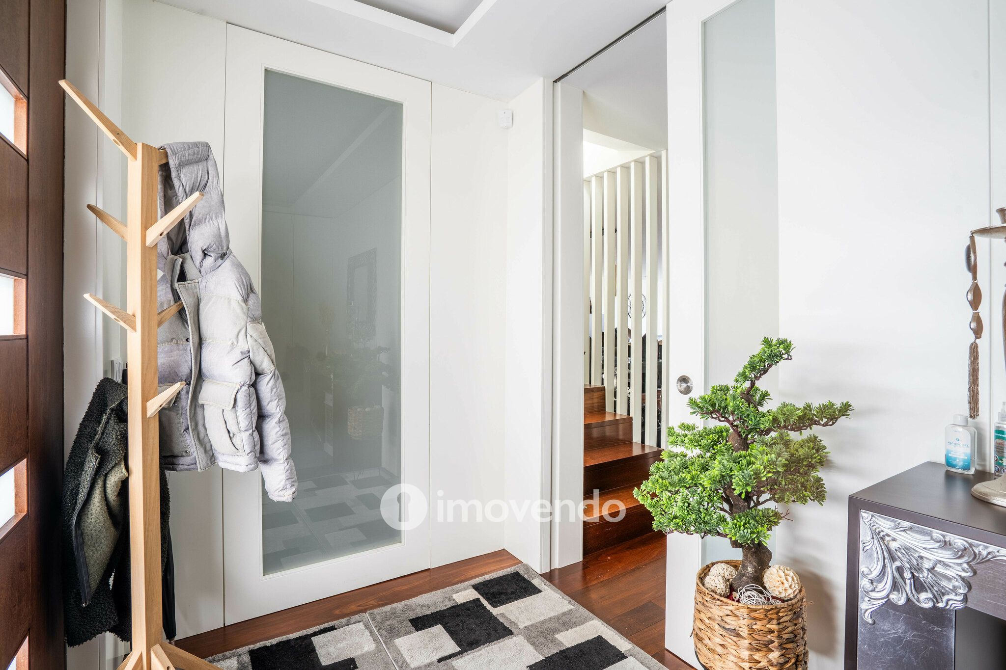 Moradia T4 de luxo, com piscina salinizada e aquecida, na Madalena