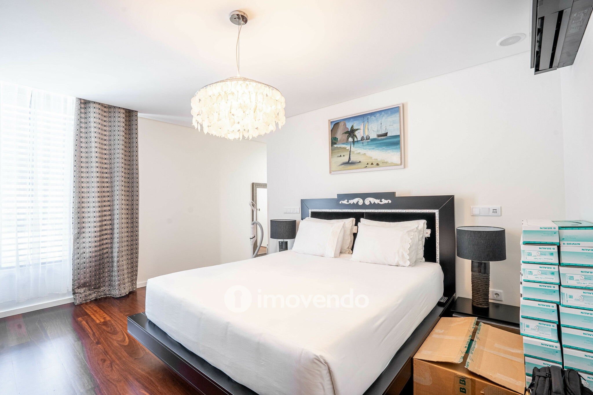 Moradia T4 de luxo, com piscina salinizada e aquecida, na Madalena