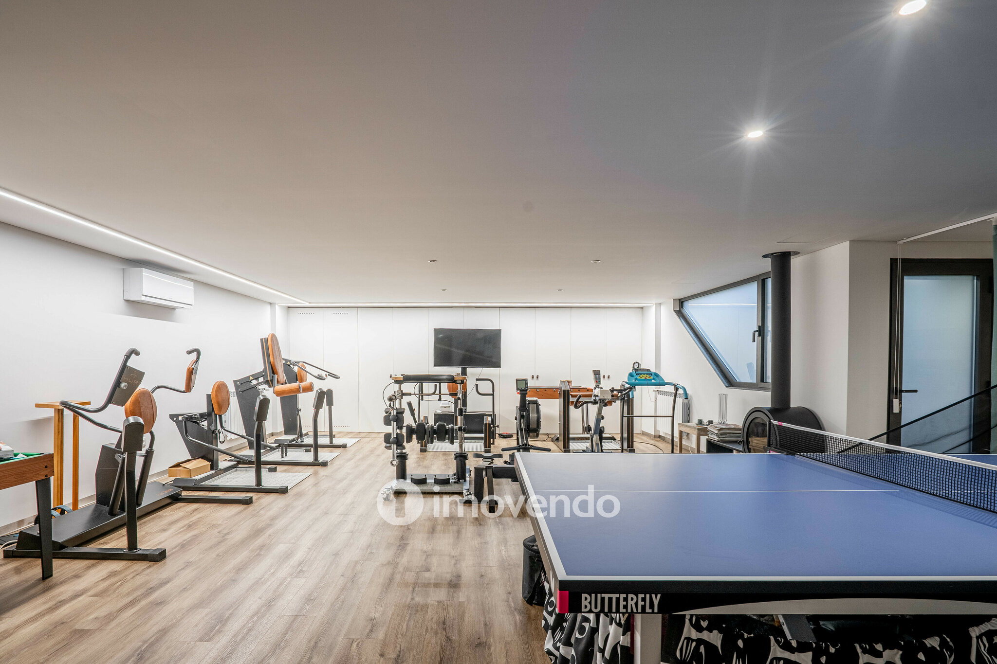 Moradia T4 de luxo, com piscina salinizada e aquecida, na Madalena