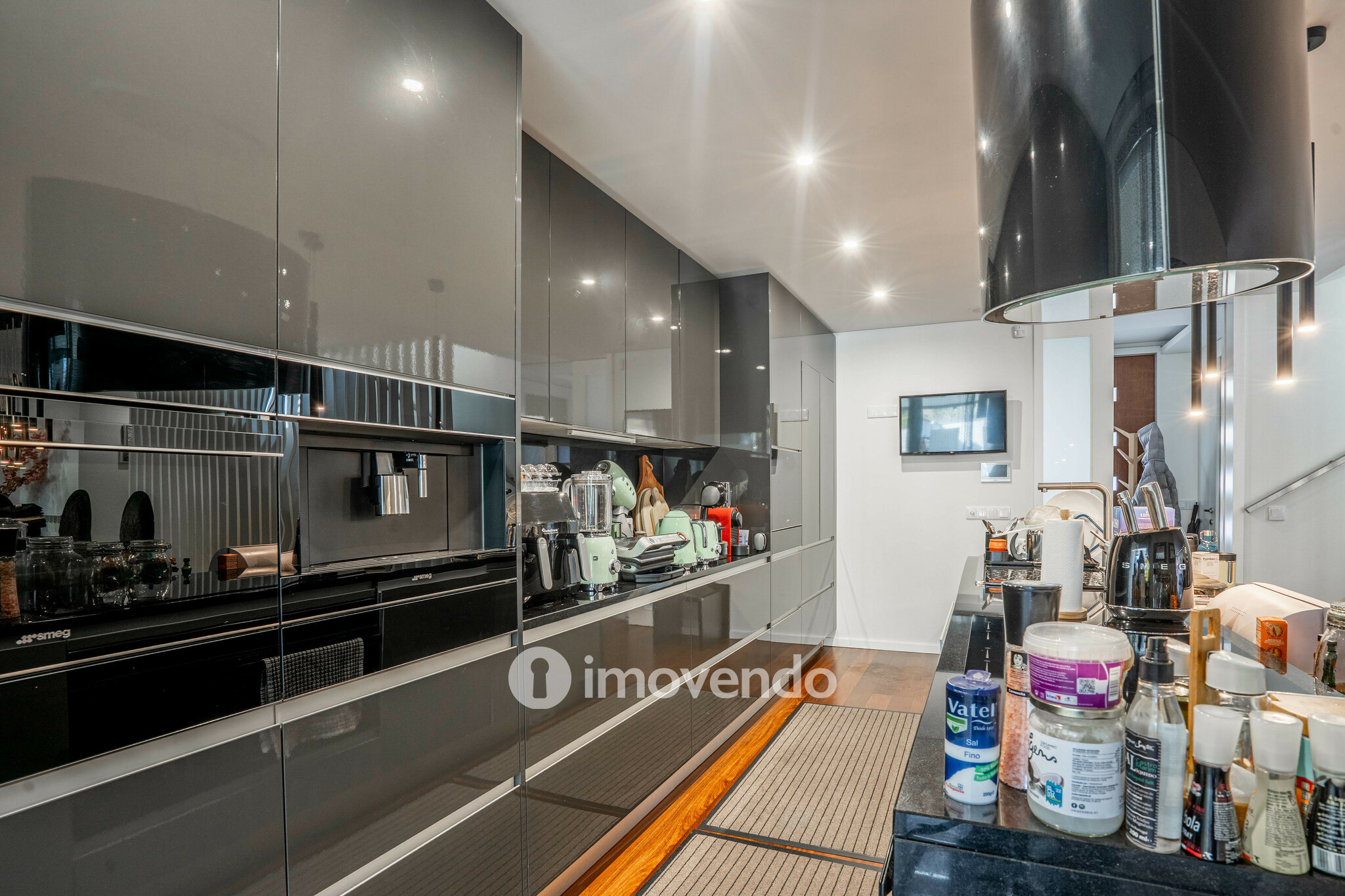 Moradia T4 de luxo, com piscina salinizada e aquecida, na Madalena