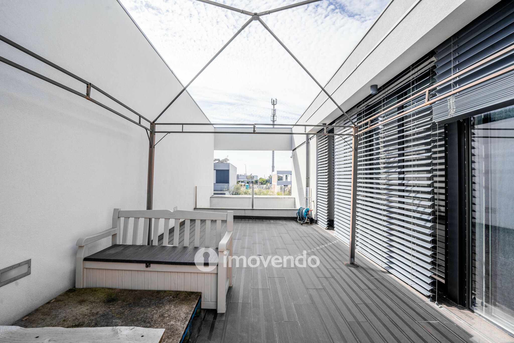 Moradia T4 de luxo, com piscina salinizada e aquecida, na Madalena