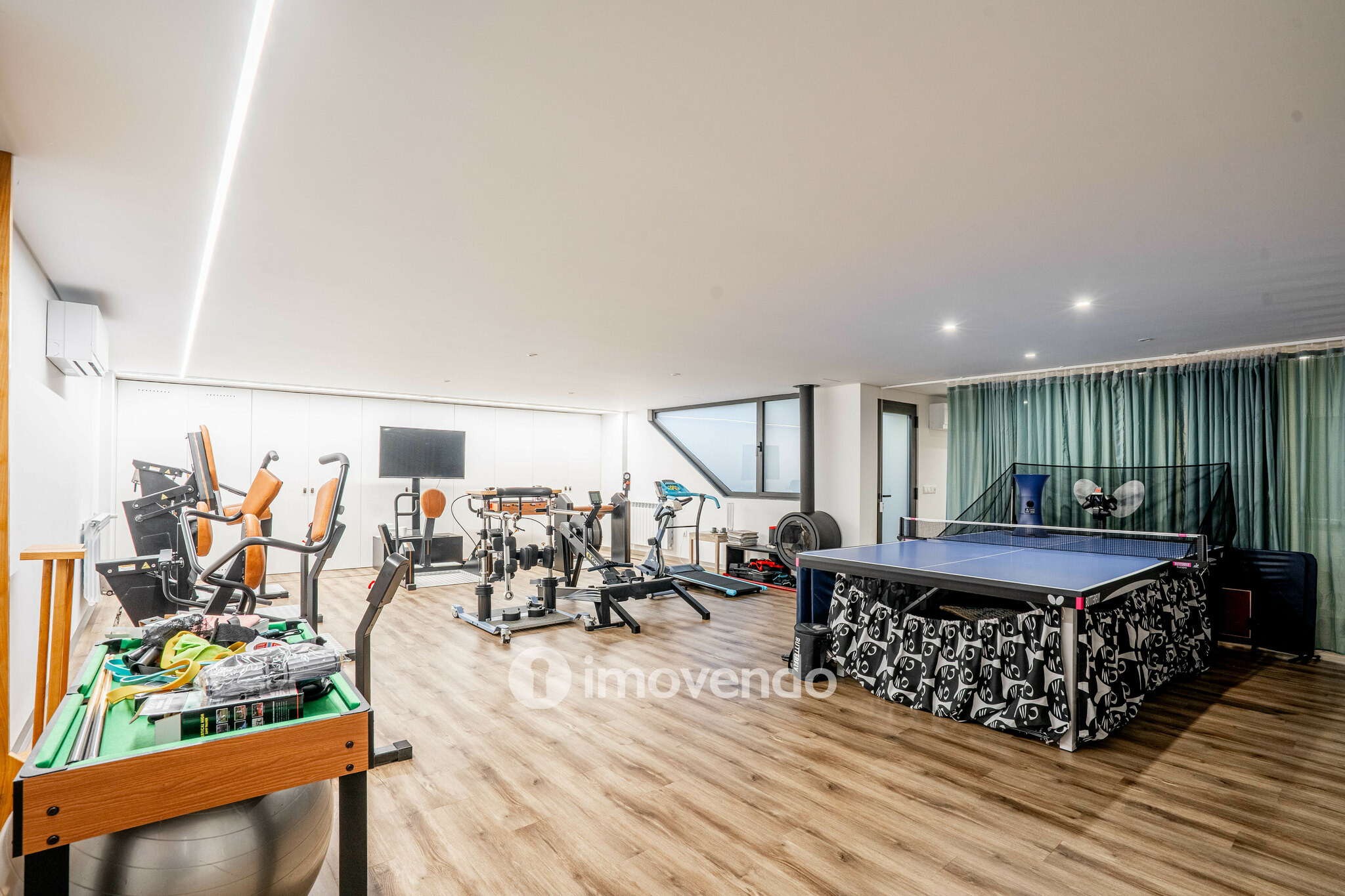 Moradia T4 de luxo, com piscina salinizada e aquecida, na Madalena