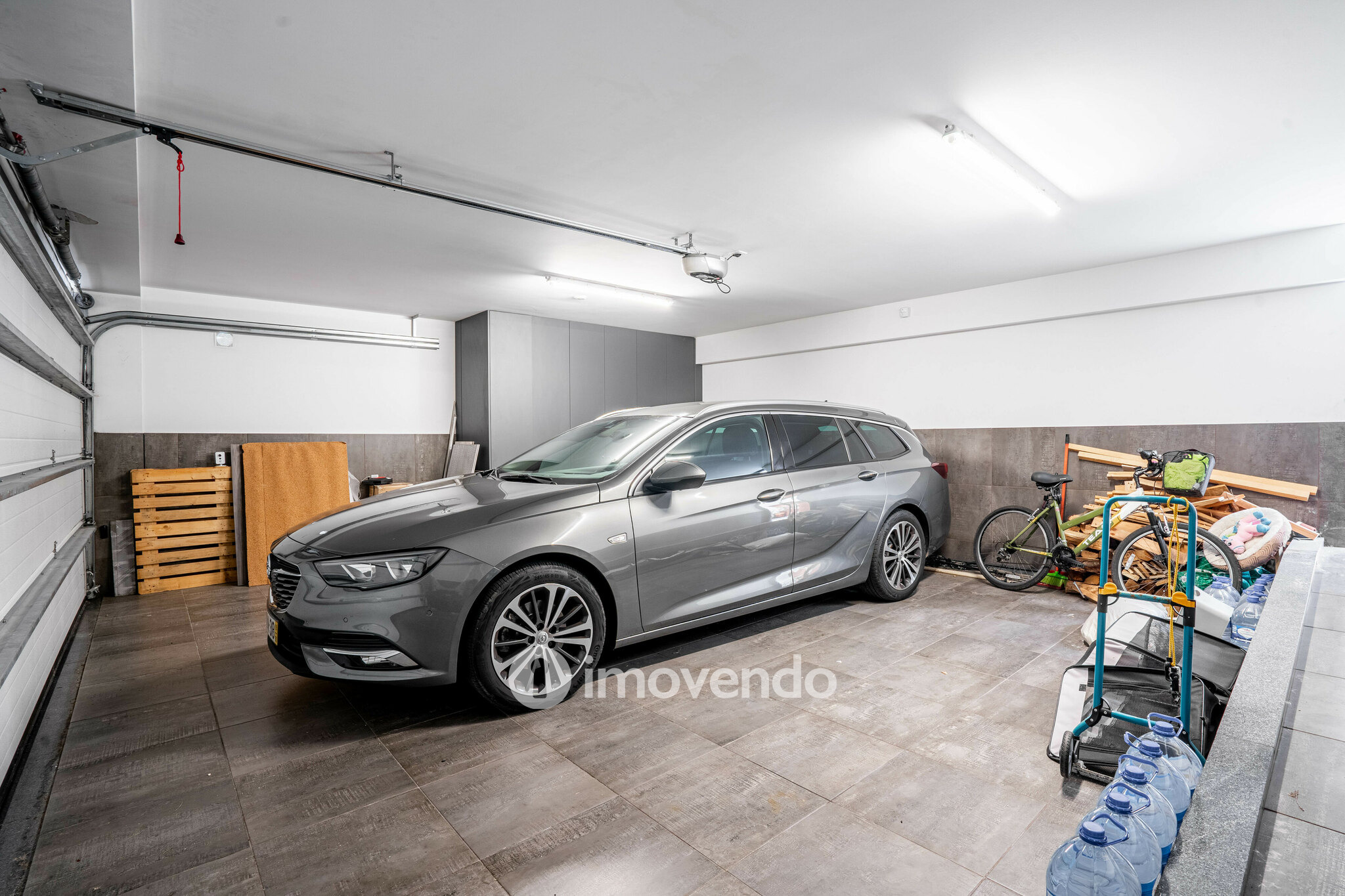 Moradia T4 de luxo, com piscina salinizada e aquecida, na Madalena