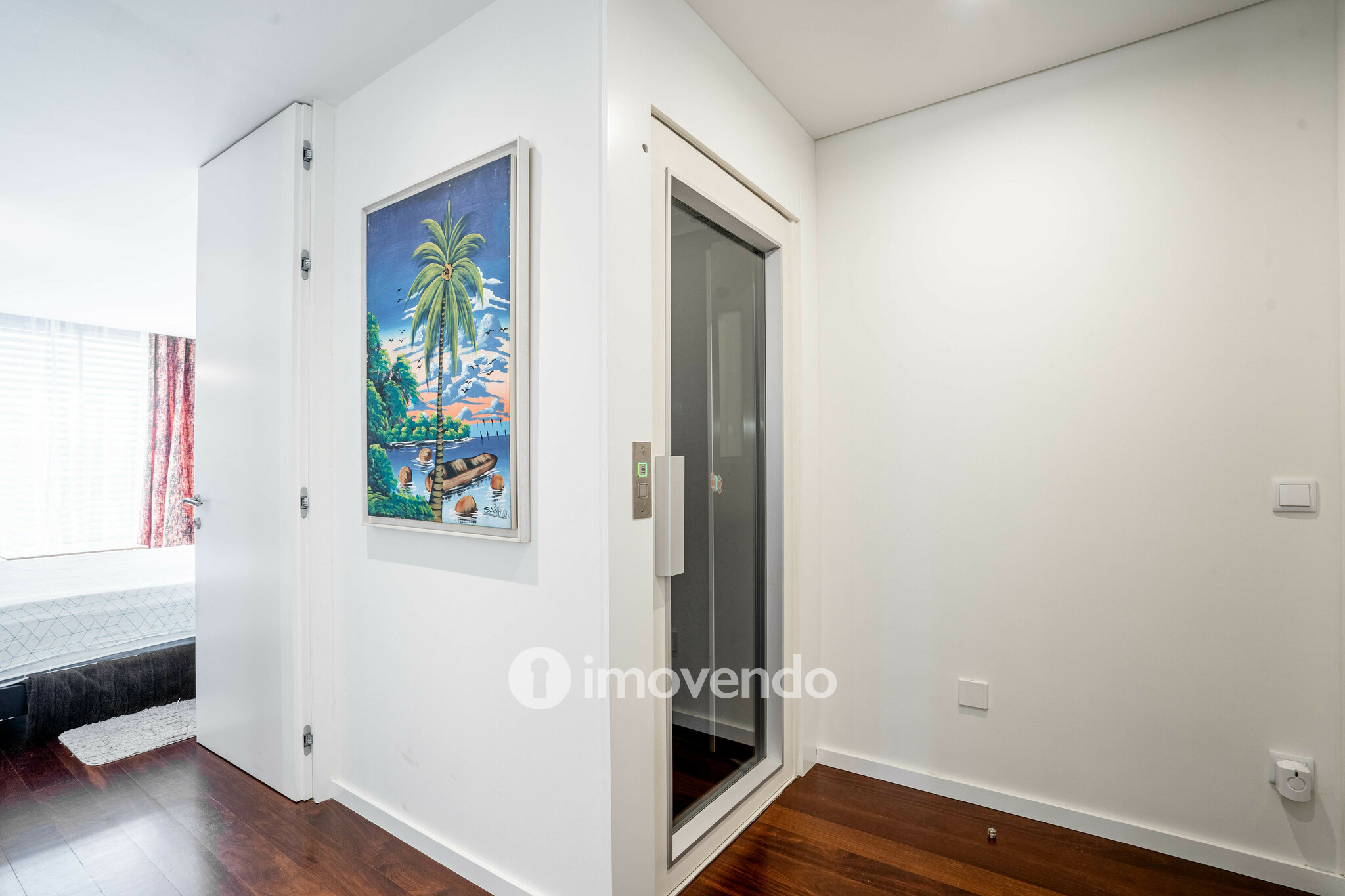 Moradia T4 de luxo, com piscina salinizada e aquecida, na Madalena