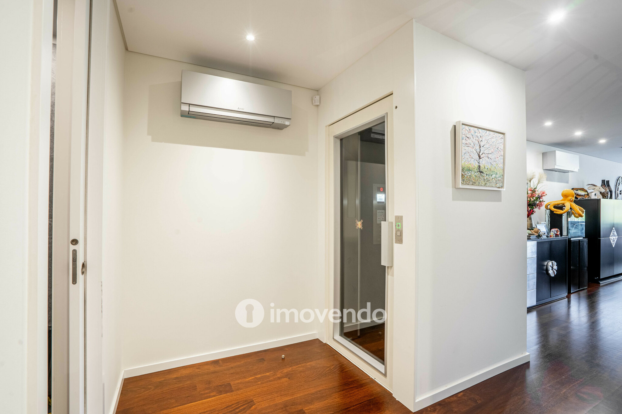 Moradia T4 de luxo, com piscina salinizada e aquecida, na Madalena