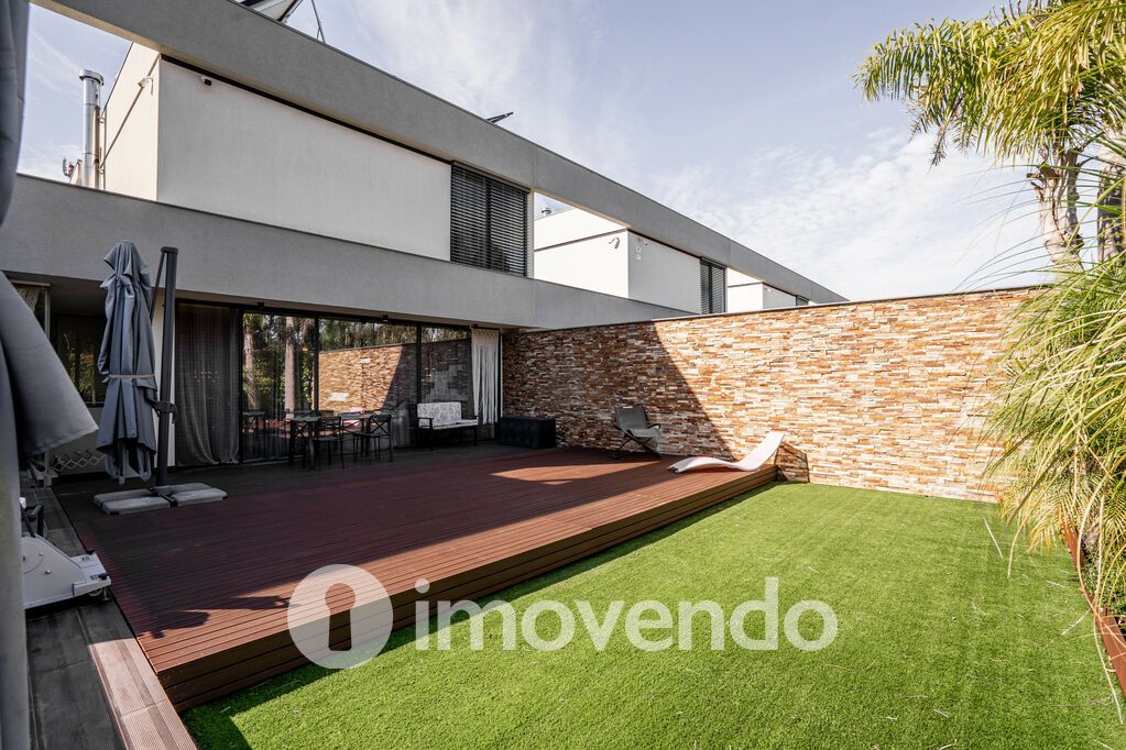 Moradia T4 em Vila Nova de Gaia, Vila Nova de Gaia com 337 m<sup>2</sup> por 1.300.000