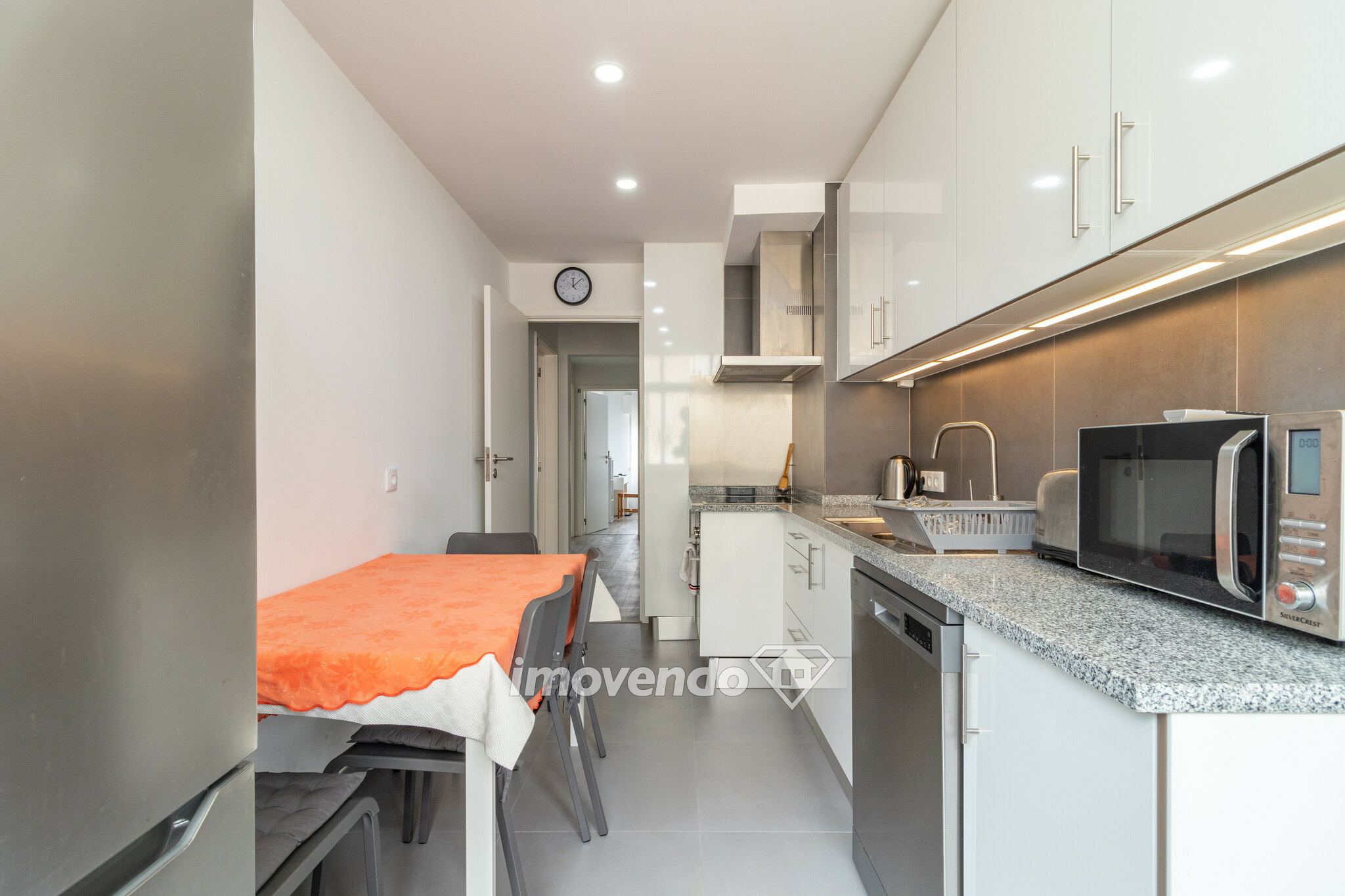 Apartamento T3, remodelado e com cozinha equipada, em Alfornelos