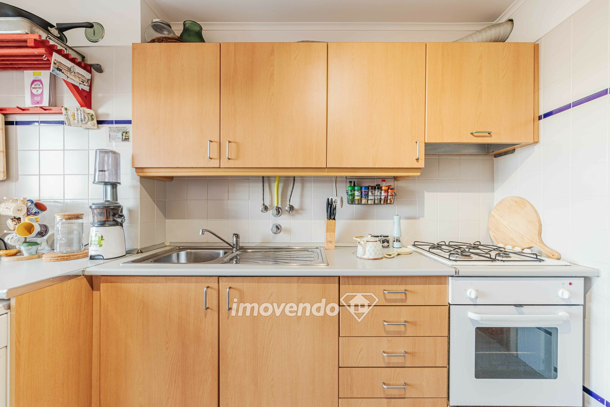 Apartamento T2, com cozinha remodelada e áreas amplas, na Ameixoeira