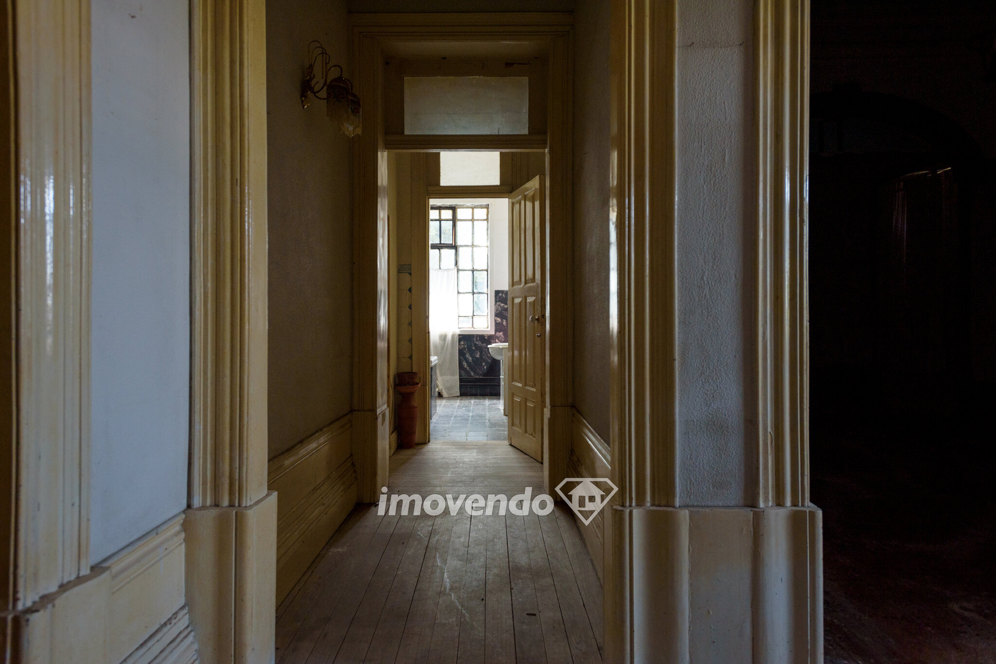 Palacete T10 para remodelação, com garagem e jardim, em Ermesinde