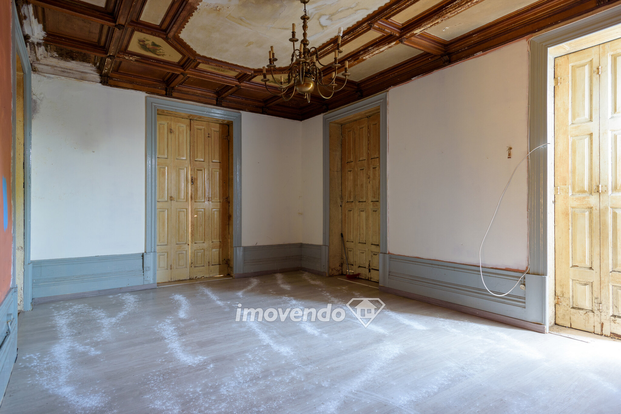 Palacete T10 para remodelação, com garagem e jardim, em Ermesinde