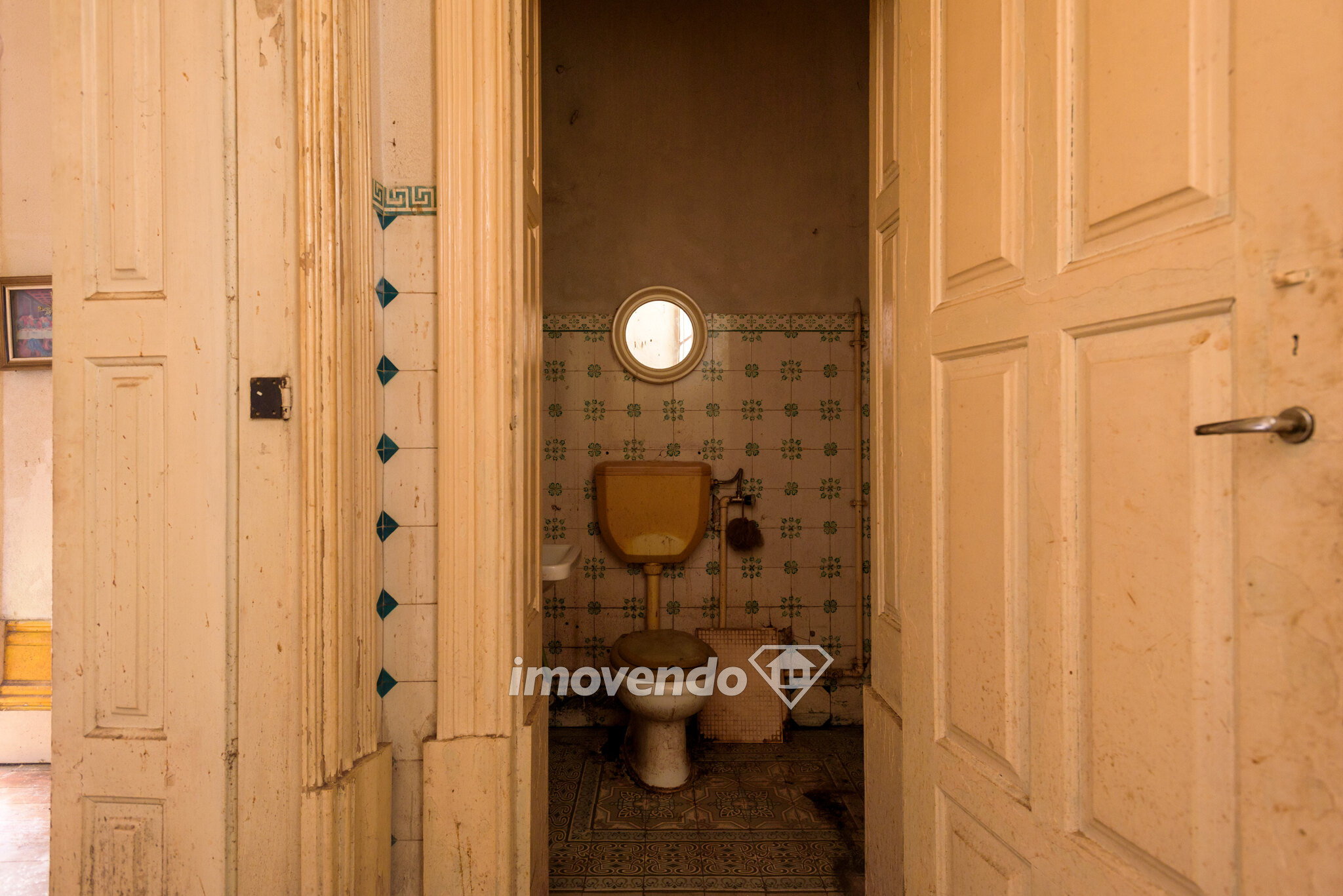 Palacete T10 para remodelação, com garagem e jardim, em Ermesinde