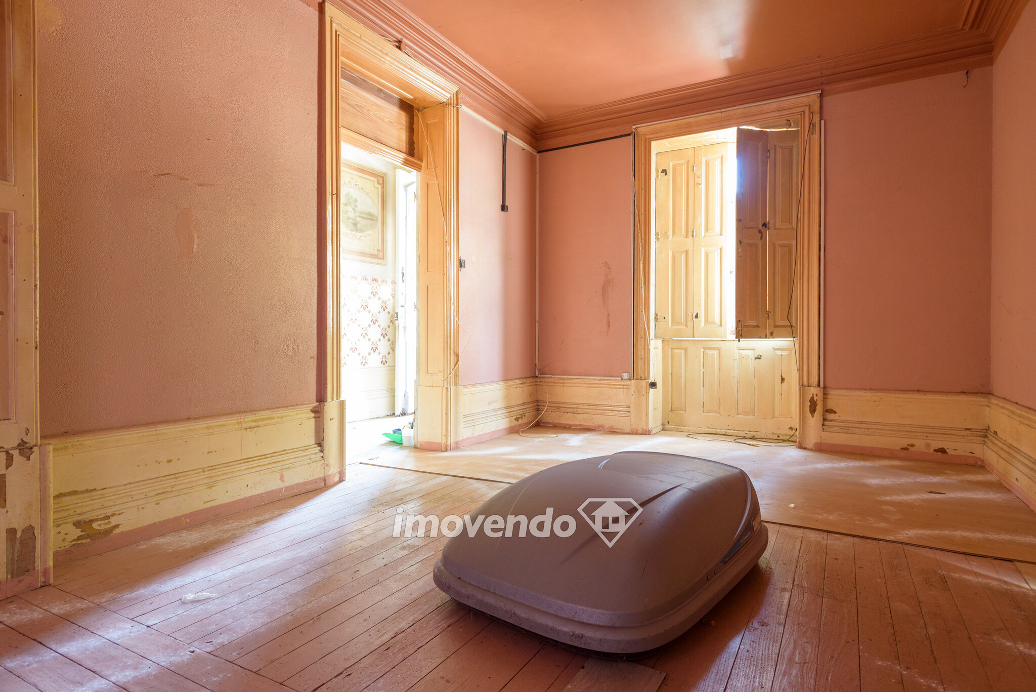Palacete T10 para remodelação, com garagem e jardim, em Ermesinde
