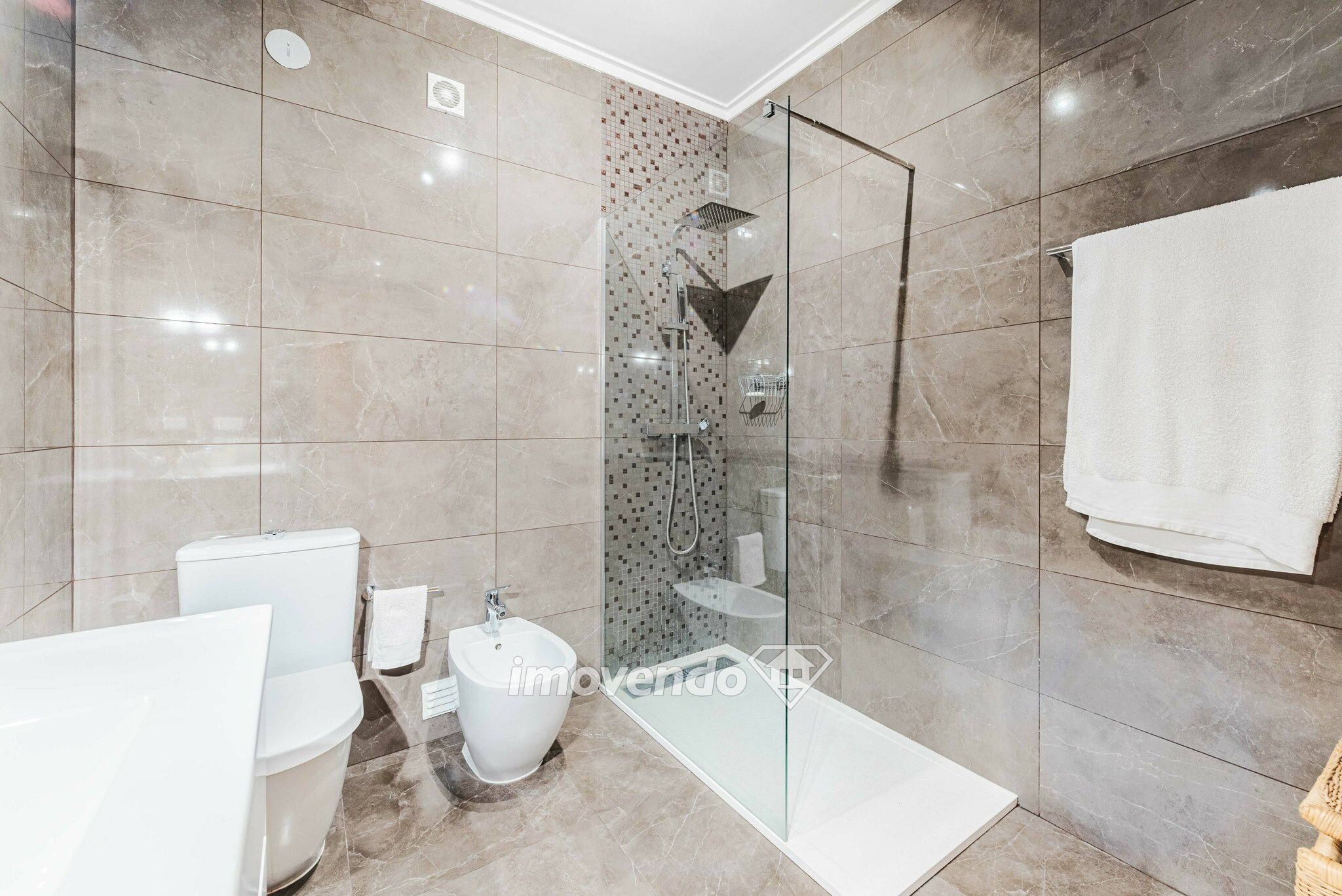 Apartamento T3 exclusivo, com estacionamento, na Quinta do Lambert