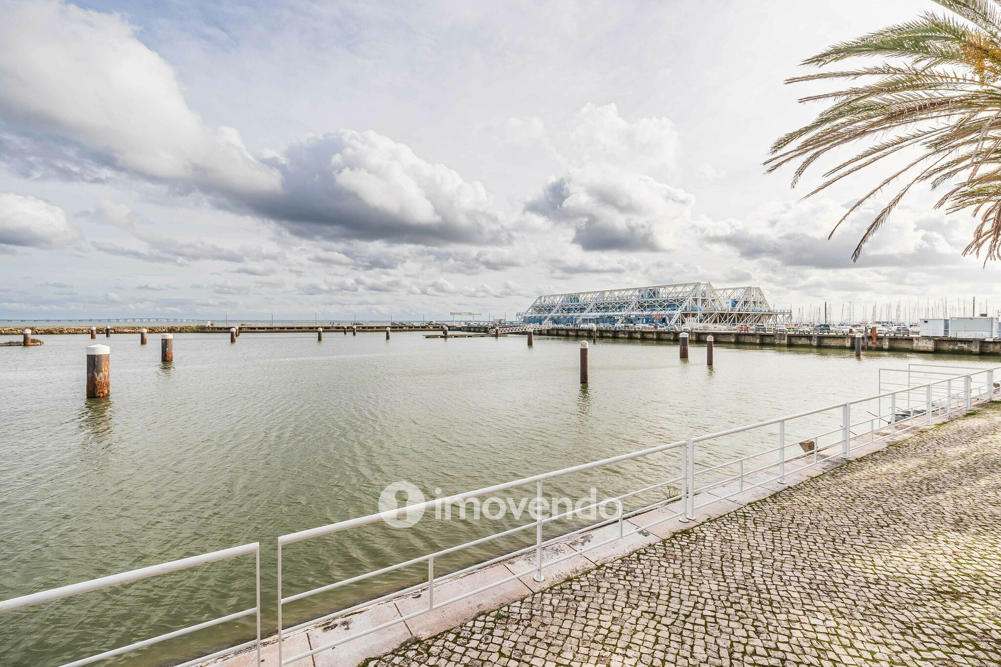 Apartamento T2 exclusivo, com estacionamento, no Parque das Nações