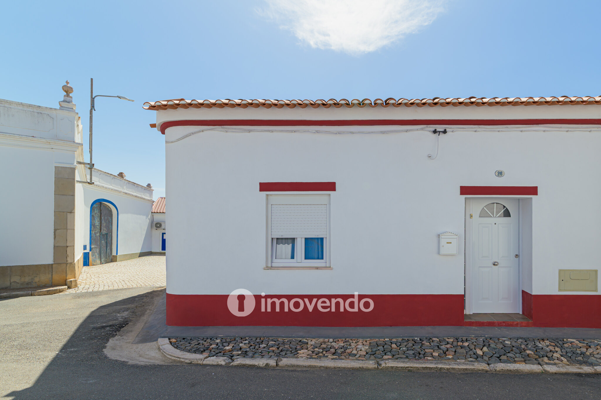 Moradia T3 com cozinha equipada, no centro da paisagem Alentejana
