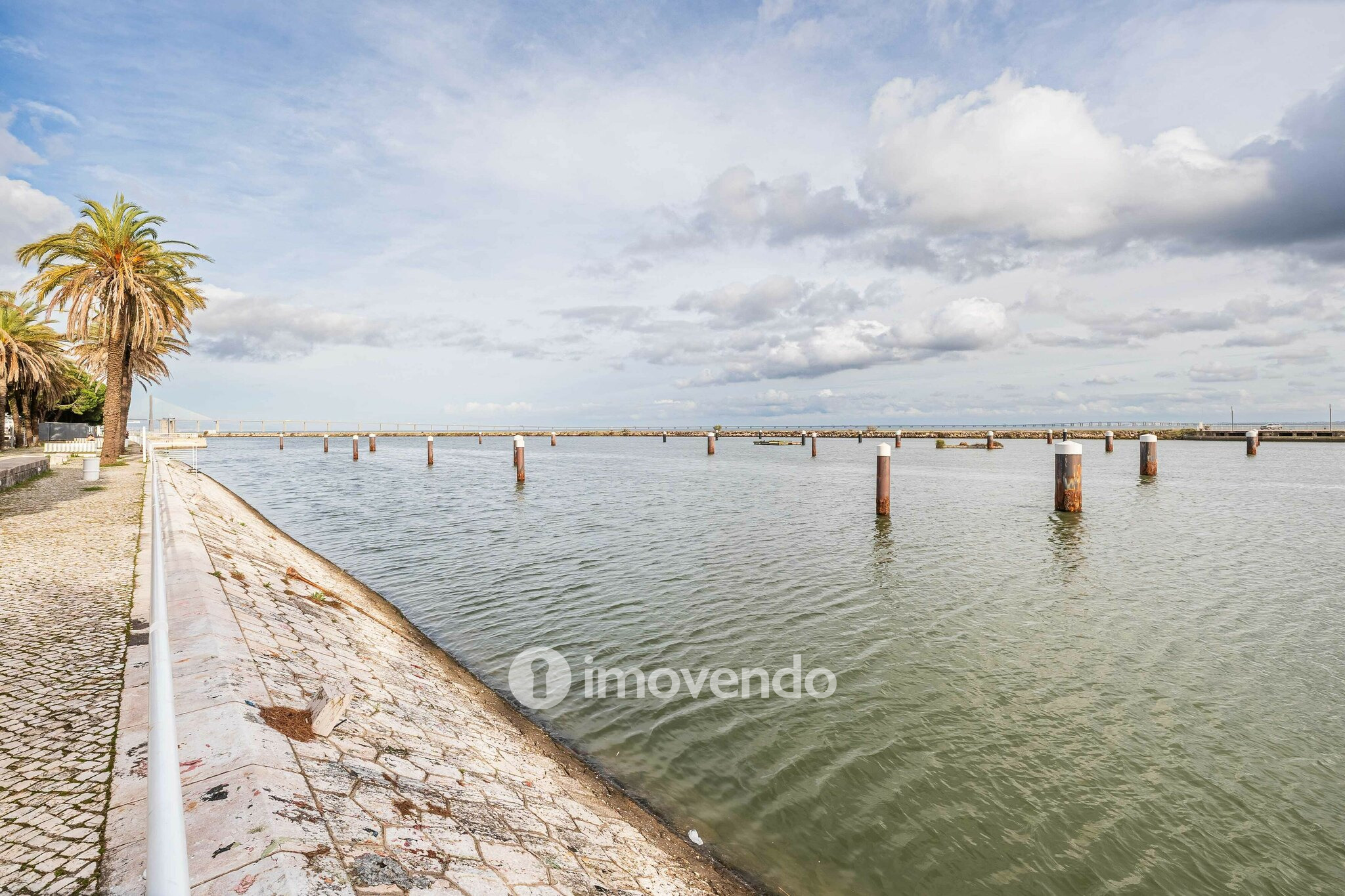 Apartamento T2 exclusivo, com estacionamento, no Parque das Nações