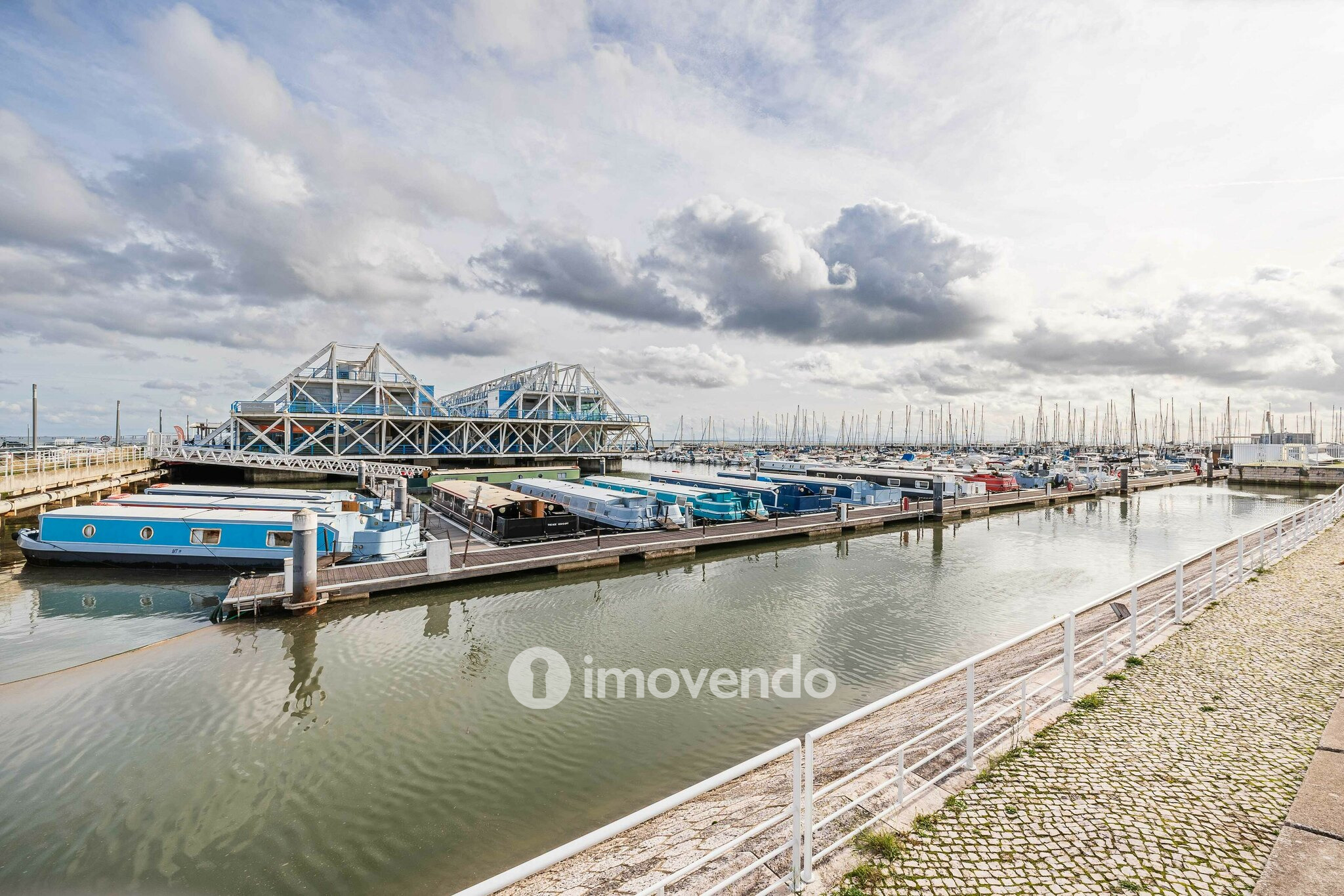 Apartamento T2 exclusivo, com estacionamento, no Parque das Nações