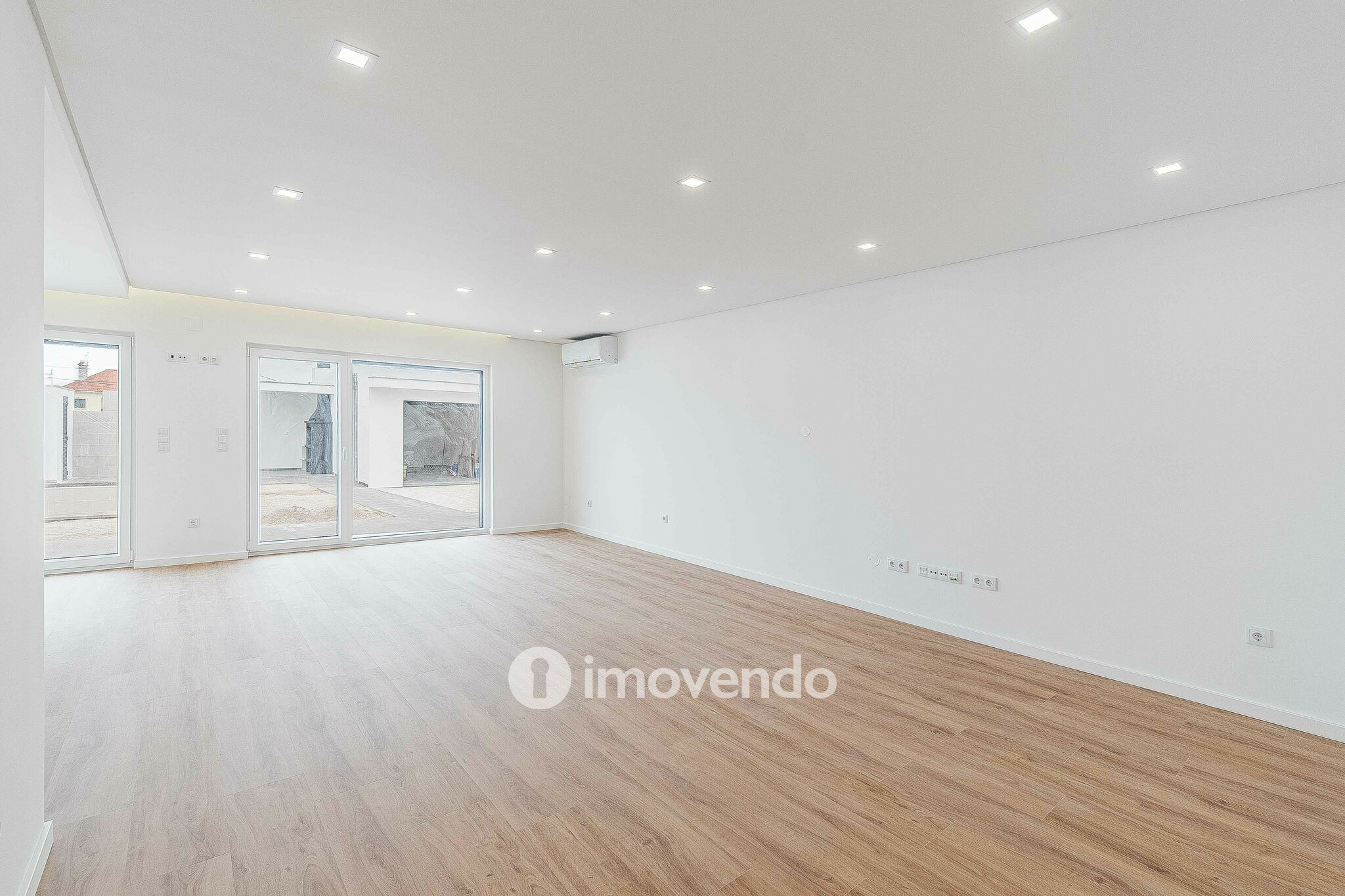 Moradia T4 moderna, com piscina de água salgada e garagem, no Montijo