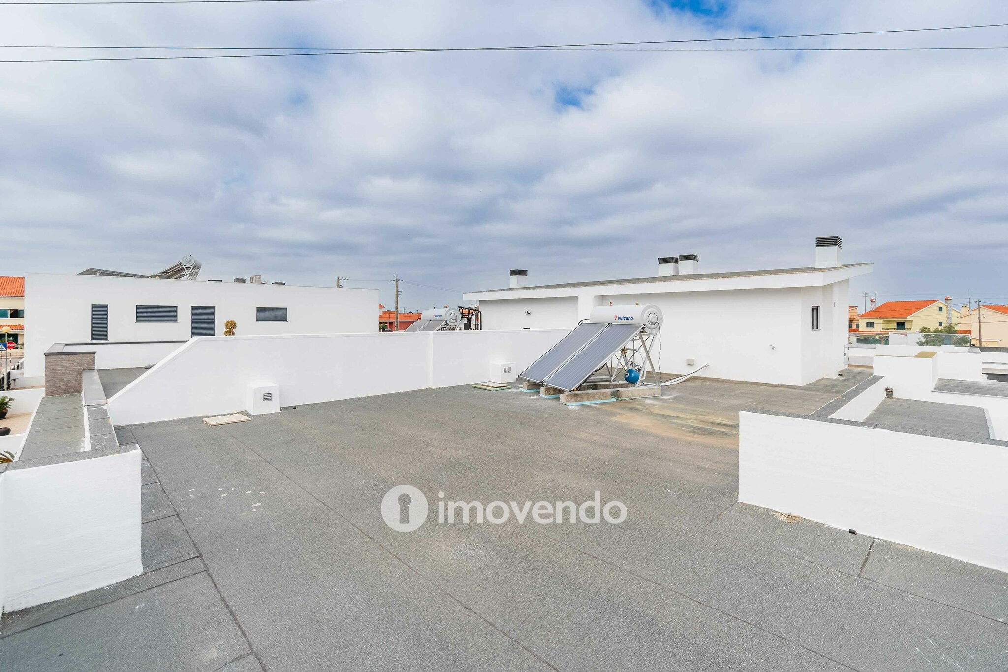 Moradia T4 moderna, com piscina de água salgada e garagem, no Montijo