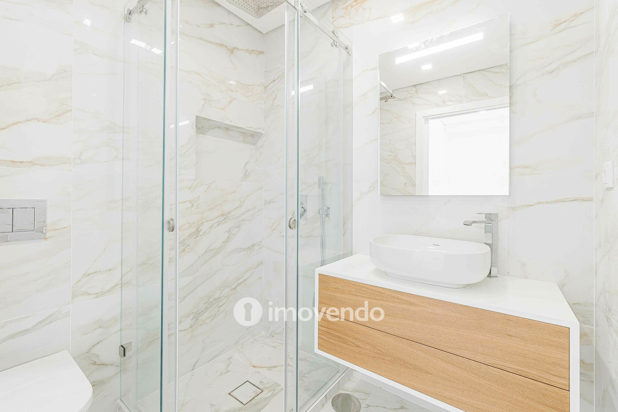 Moradia T4 moderna, com piscina de água salgada e garagem, no Montijo