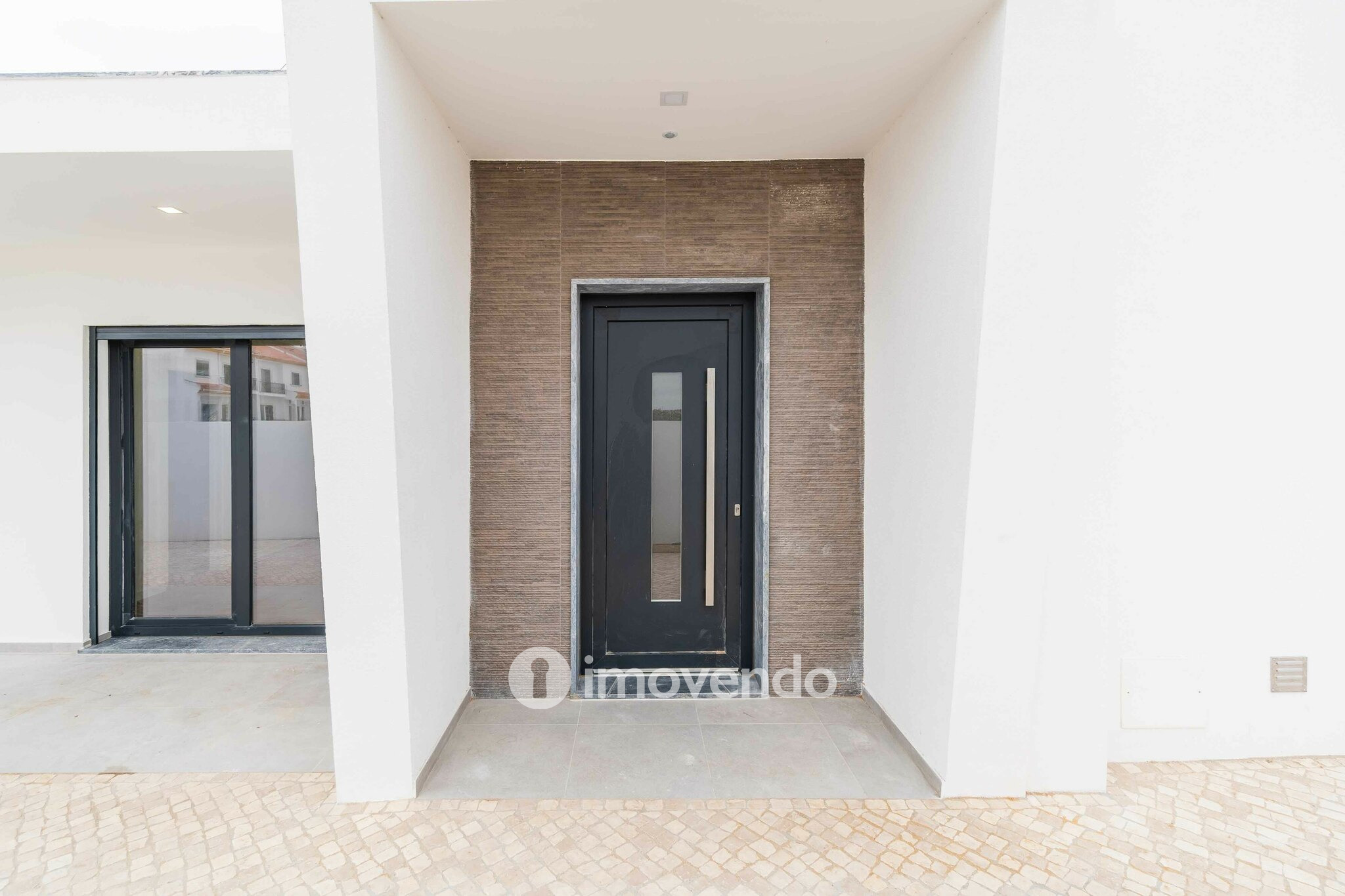Moradia T4 moderna, com piscina de água salgada e garagem, no Montijo